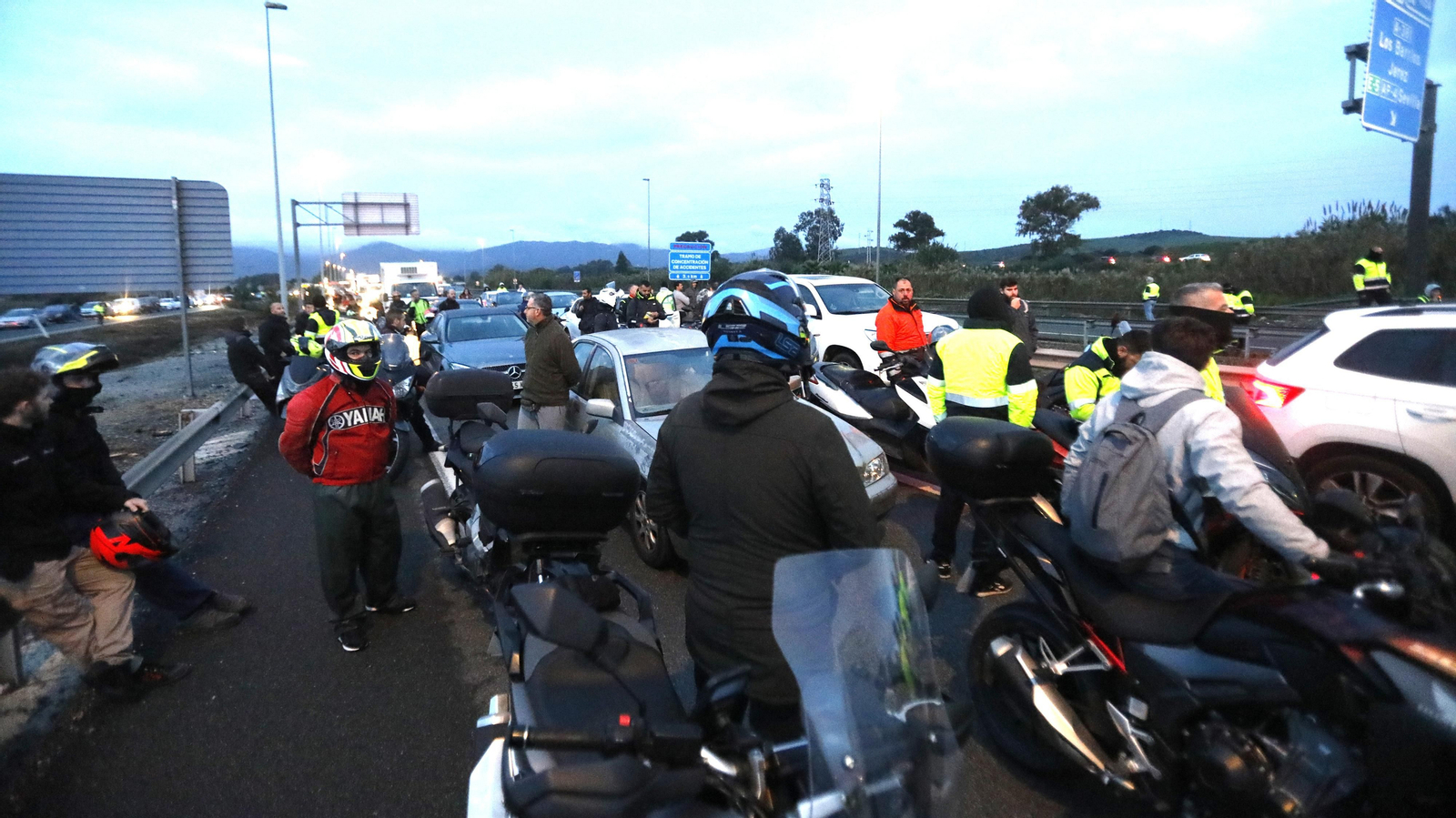 Imágenes del corte de la A-7 por los trabajadores de Acerinox en huelga, este viernes