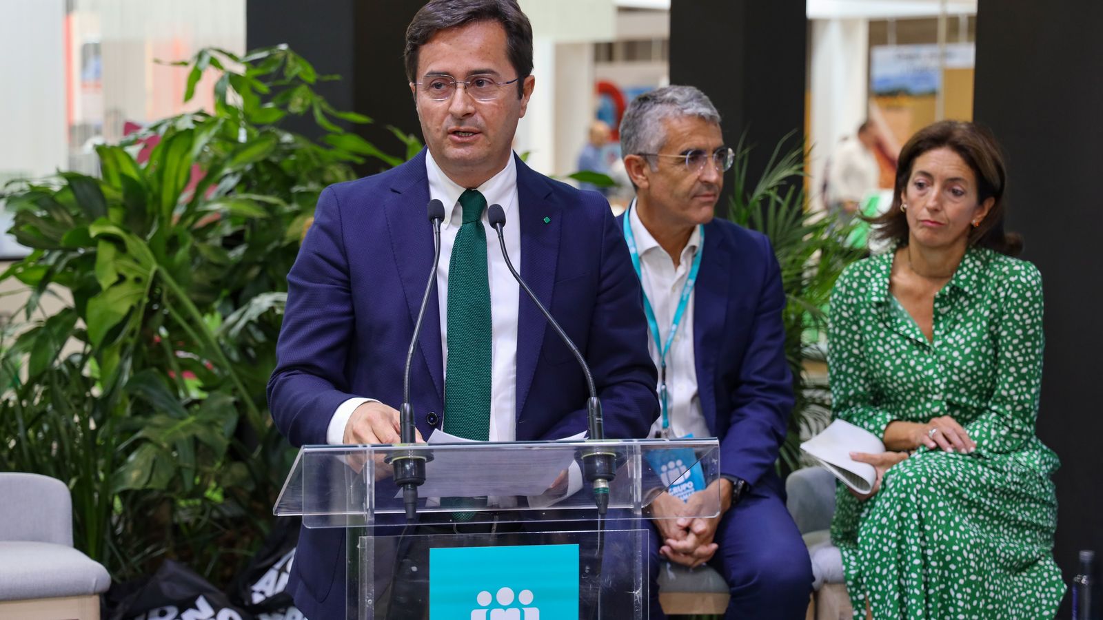 Francisco Góngora, alcalde de El Ejido, durante la presentación. Tras él, Roberto García, director de Innovación Agroalimentaria de Cajamar; y Natalia Villalobos, subdirectora adjunta de Innovación y Digitalización del Ministerio de Agricultura, Pesca y Alimentación.