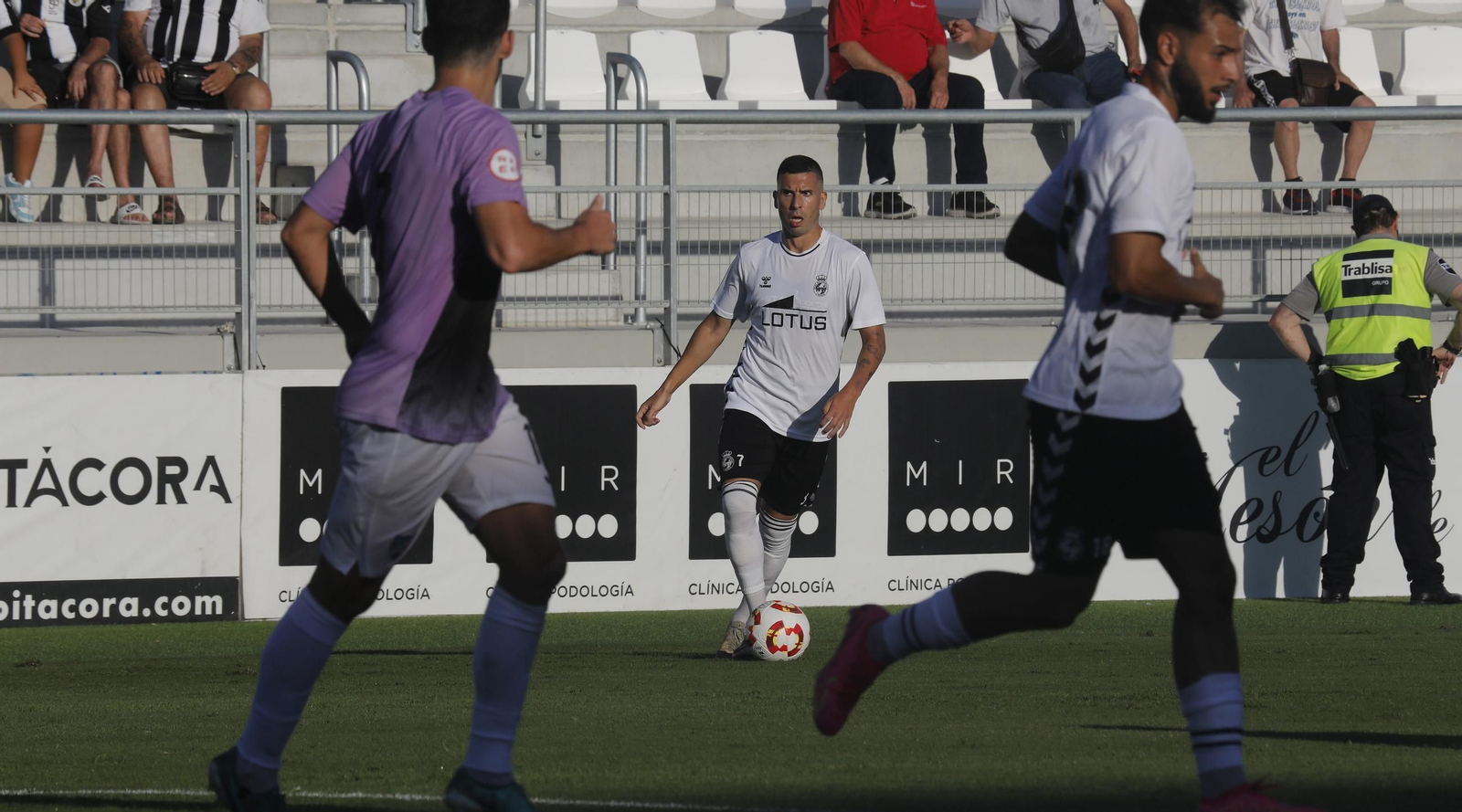Las fotos del Balona - Estepona de pretemporada en el Ciudad de La Línea (1-1)