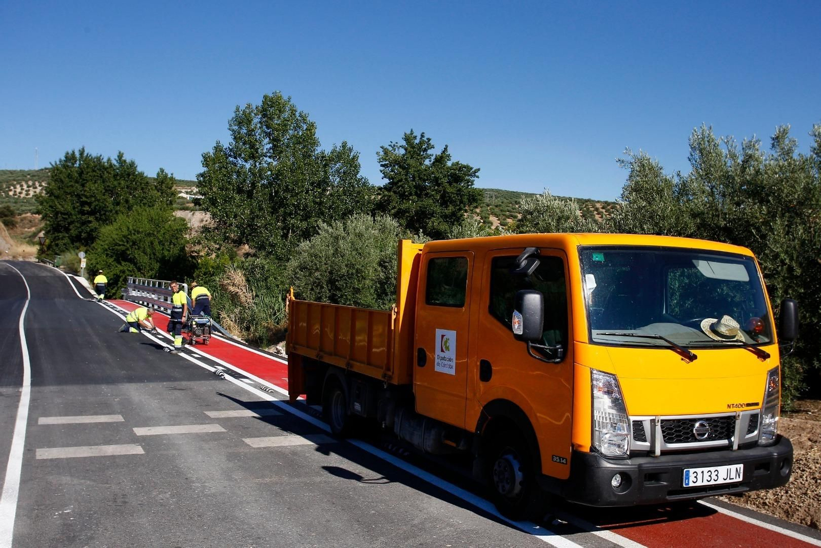 Operarios dan los últimos retoques a la carretera.
