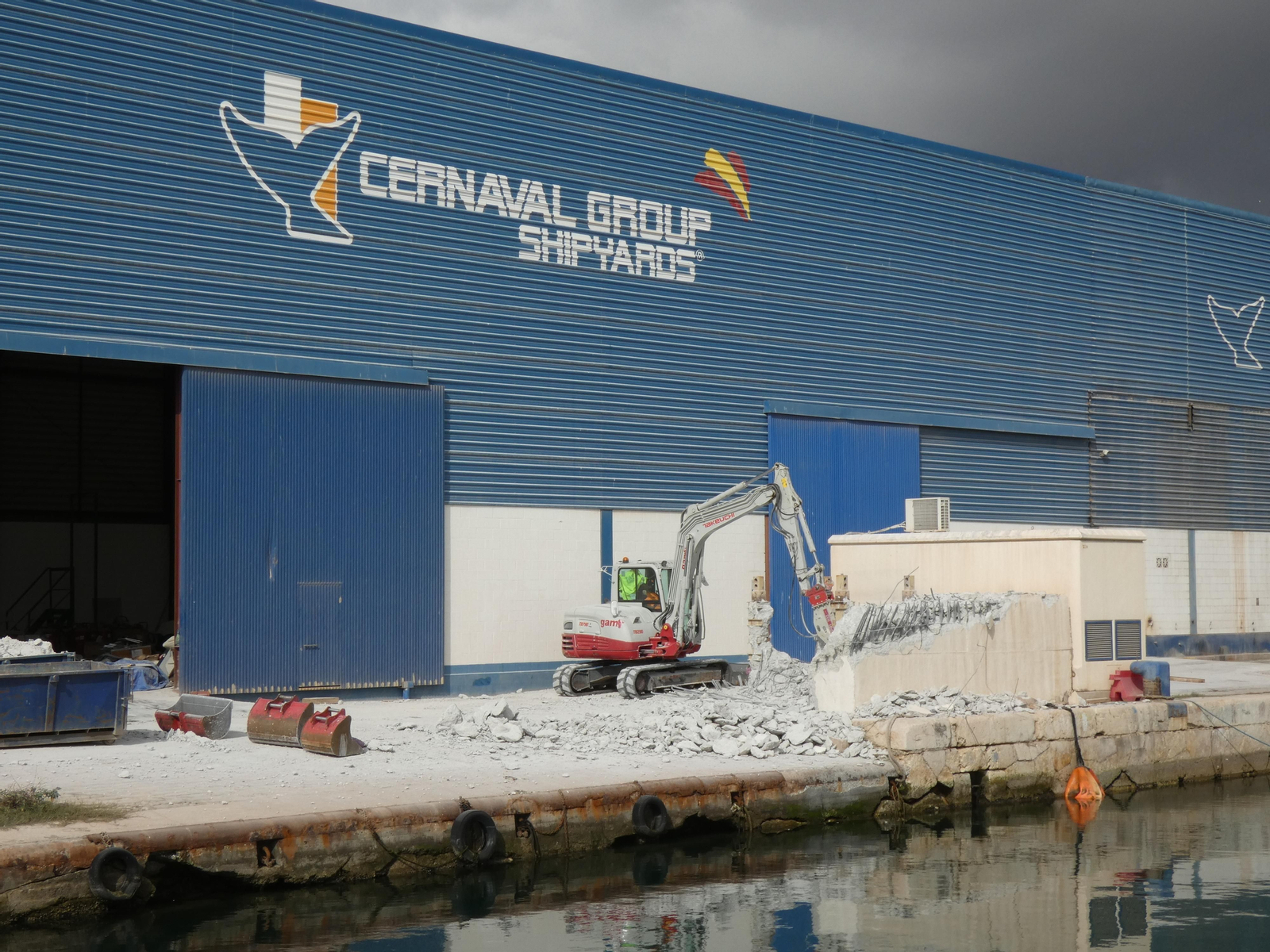 Obras de desmantelamiento de las instalaciones del muelle cinco.