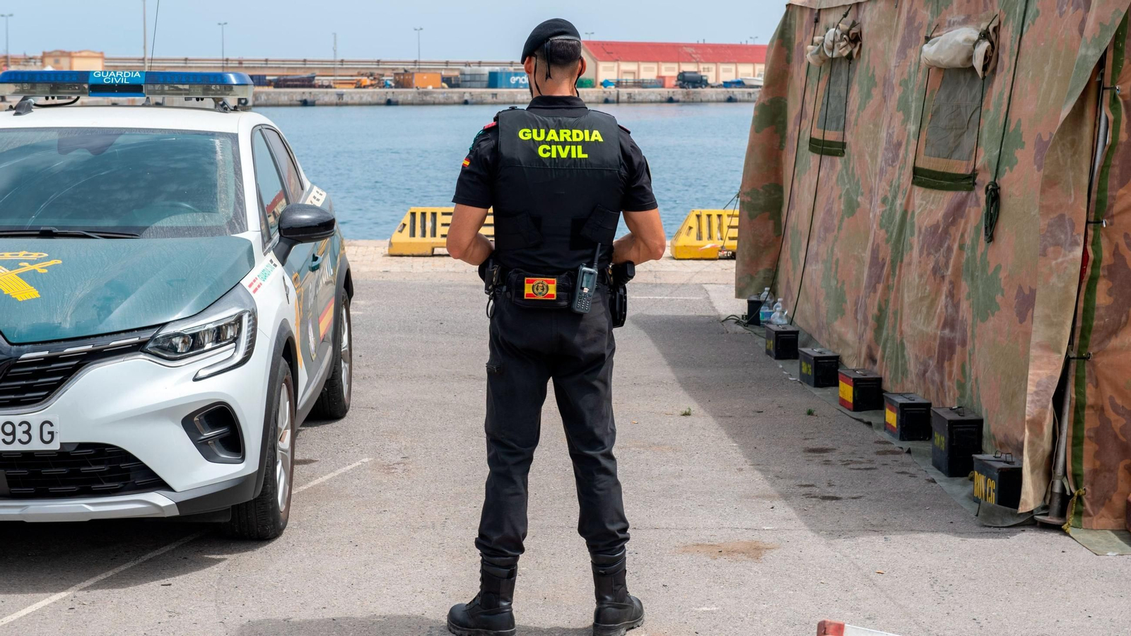Un agente de la Guardia Civil en el puerto de Ceuta.