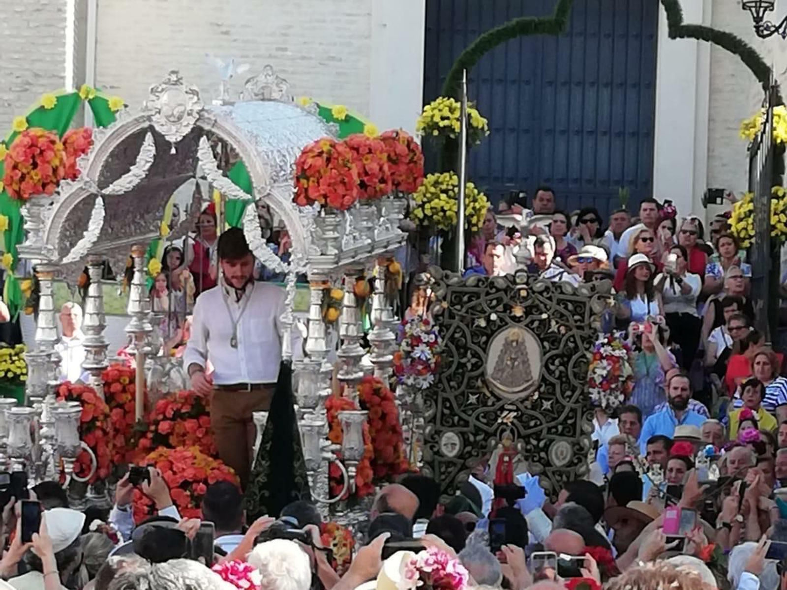 El simpecado de Gines junto a la carreta instantes antes de salir hacia El Rocío.