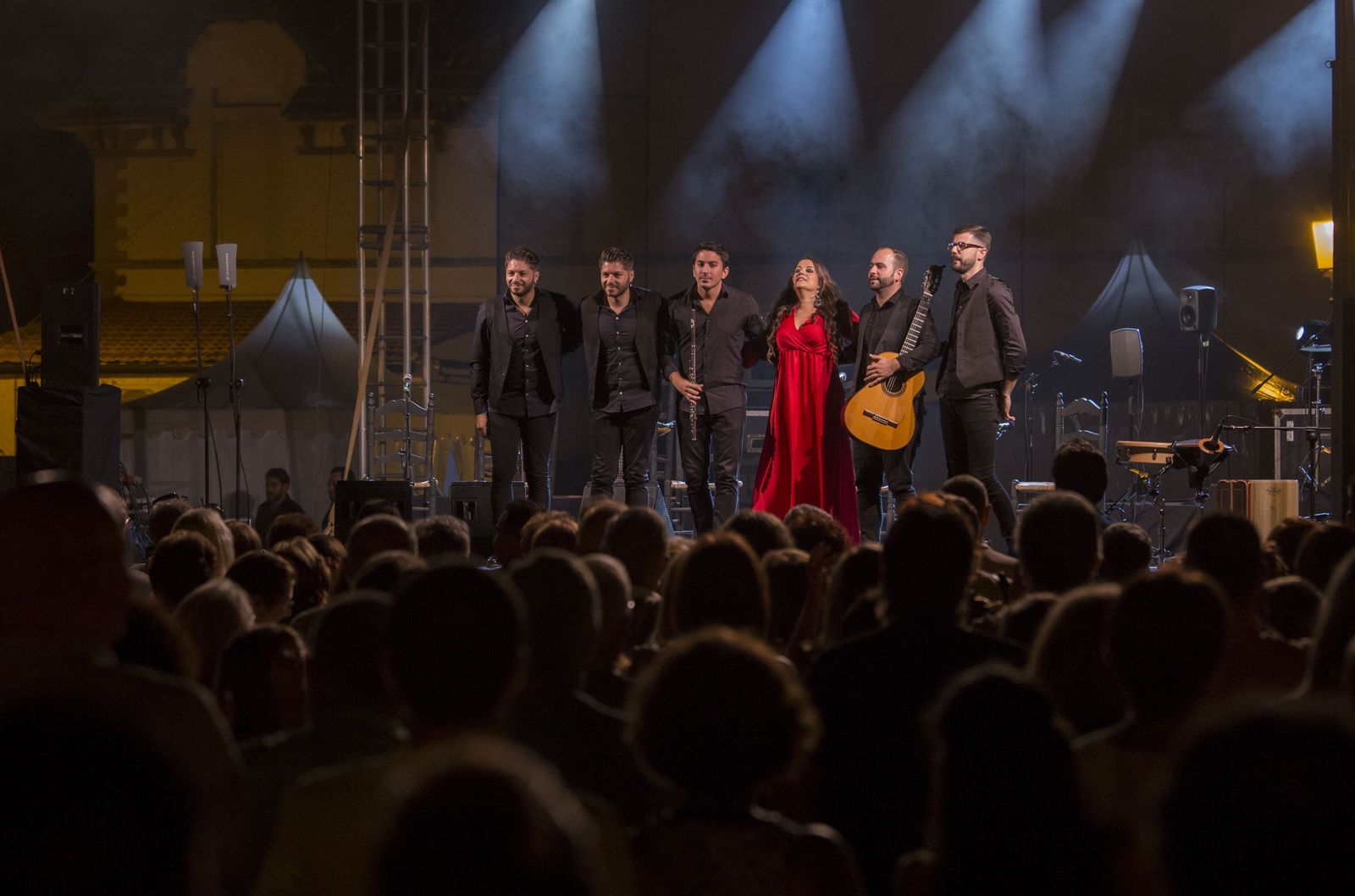 La cantaora onubense Carmen Molina y su cuadro ayer en la apertura del escenario Quitasueños en el Barrio Obrero.