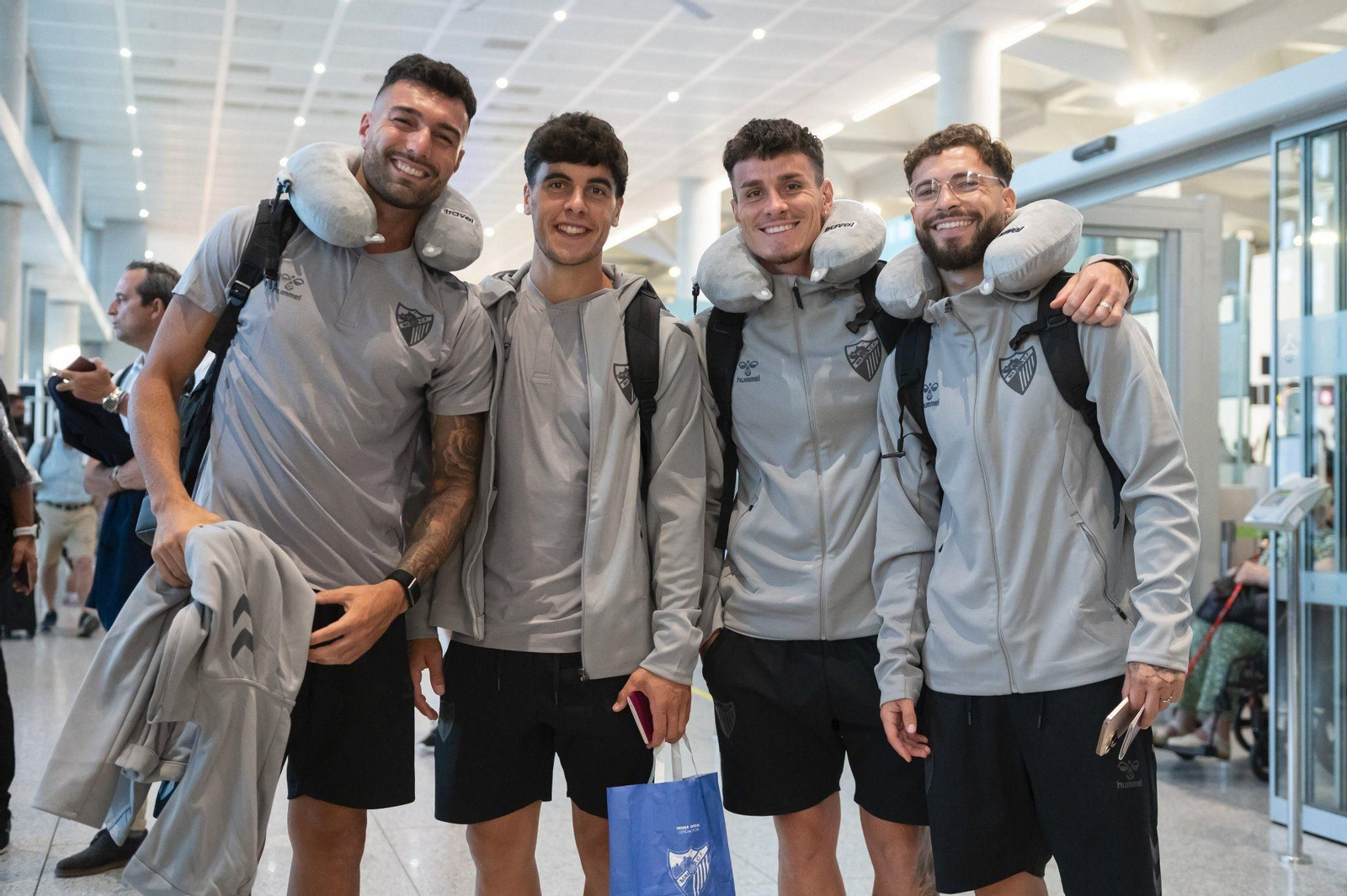 Varios jugadores, a la salida de Málaga.