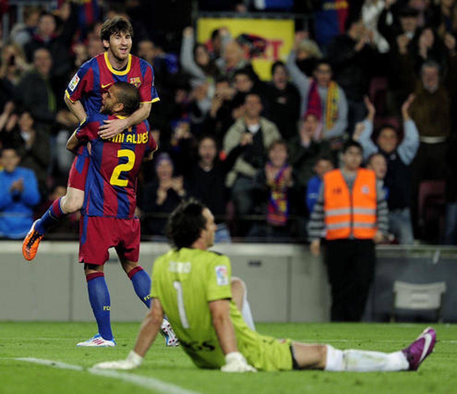 El Barcelona gana con facilidad a Osasuna (0-2) en el Camp Nou. / AFP