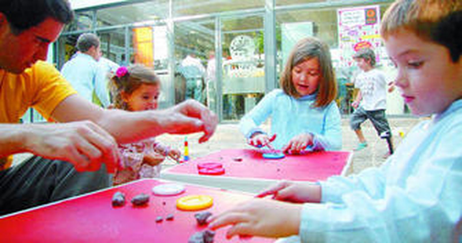Algunos de los pequeños que acudieron el domingo pasado a La Raza juegan con un monitor.