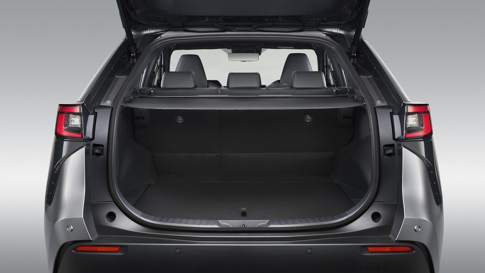 El plano de carga está a 61 cm respecto al suelo. El suelo se puede emplazar a dos alturas diferentes.