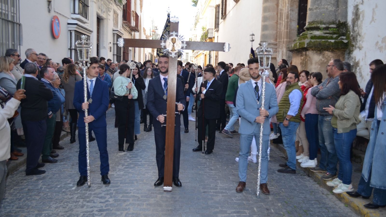 La Cruz de Guía, en los momentos iniciales de la procesión juvenil.