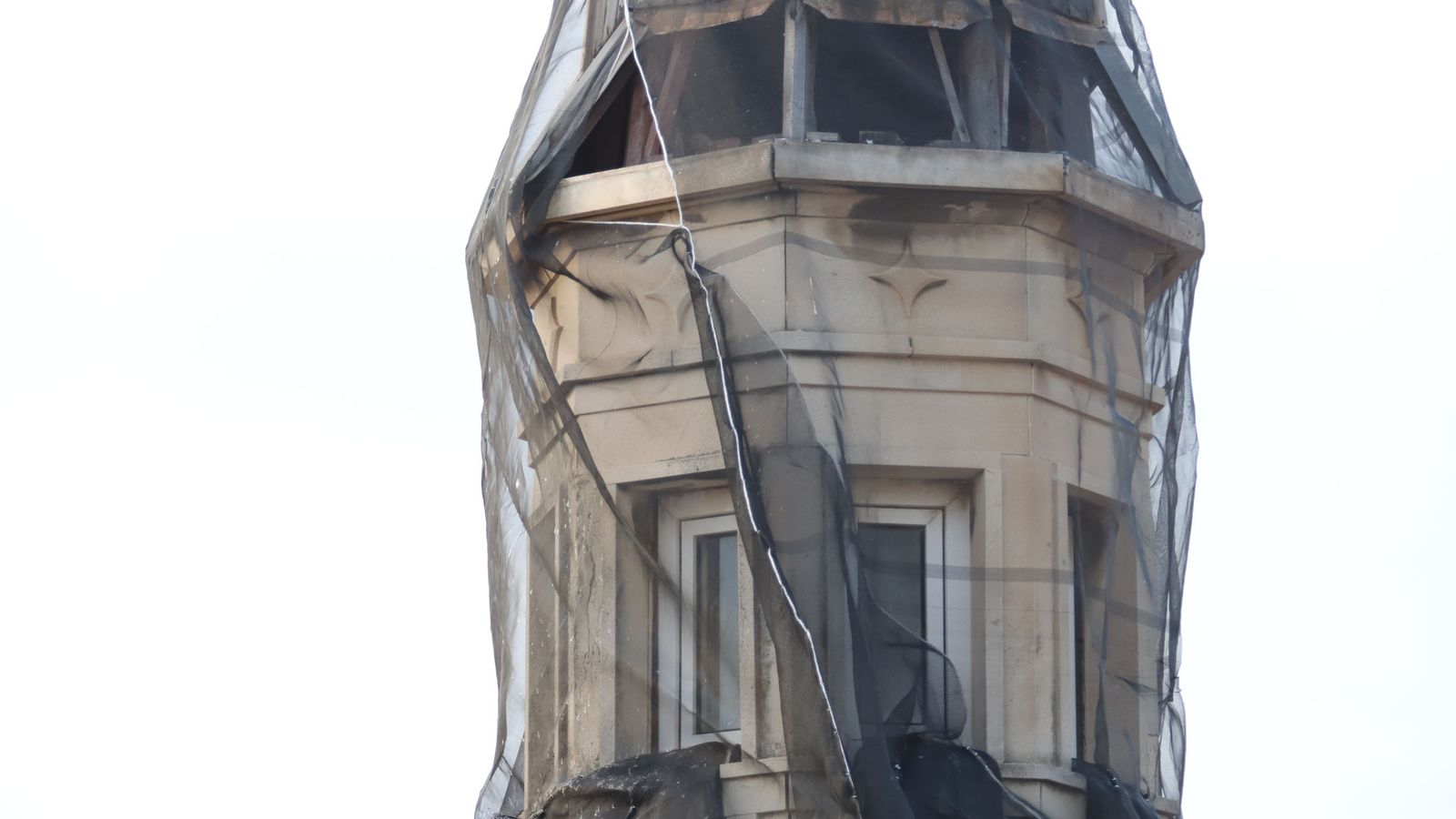 Detalle de los desperfectos en la base de la segunda cubierta, sobre el lucernario.