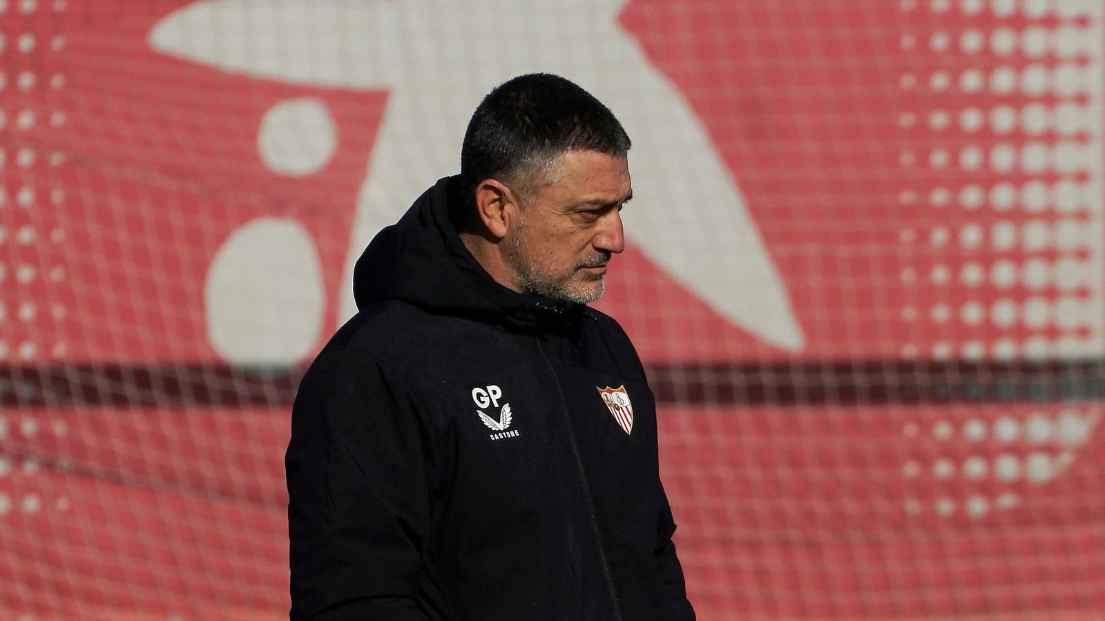 García Pimienta, serio en un entrenamiento del Sevilla FC.