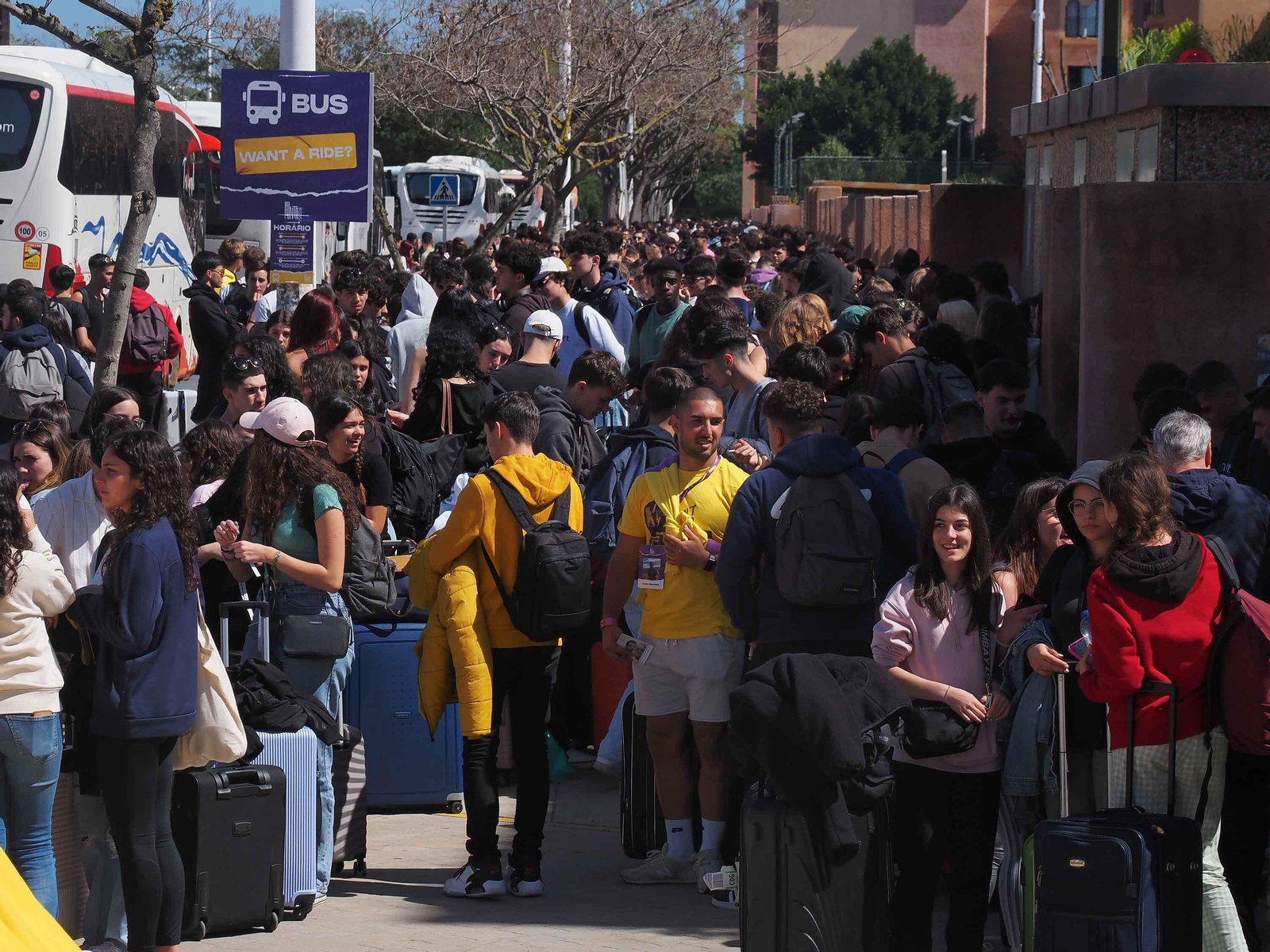 Las fotos de la espectacular llegada de 10.000 estudiantes portugueses a Punta Umbría