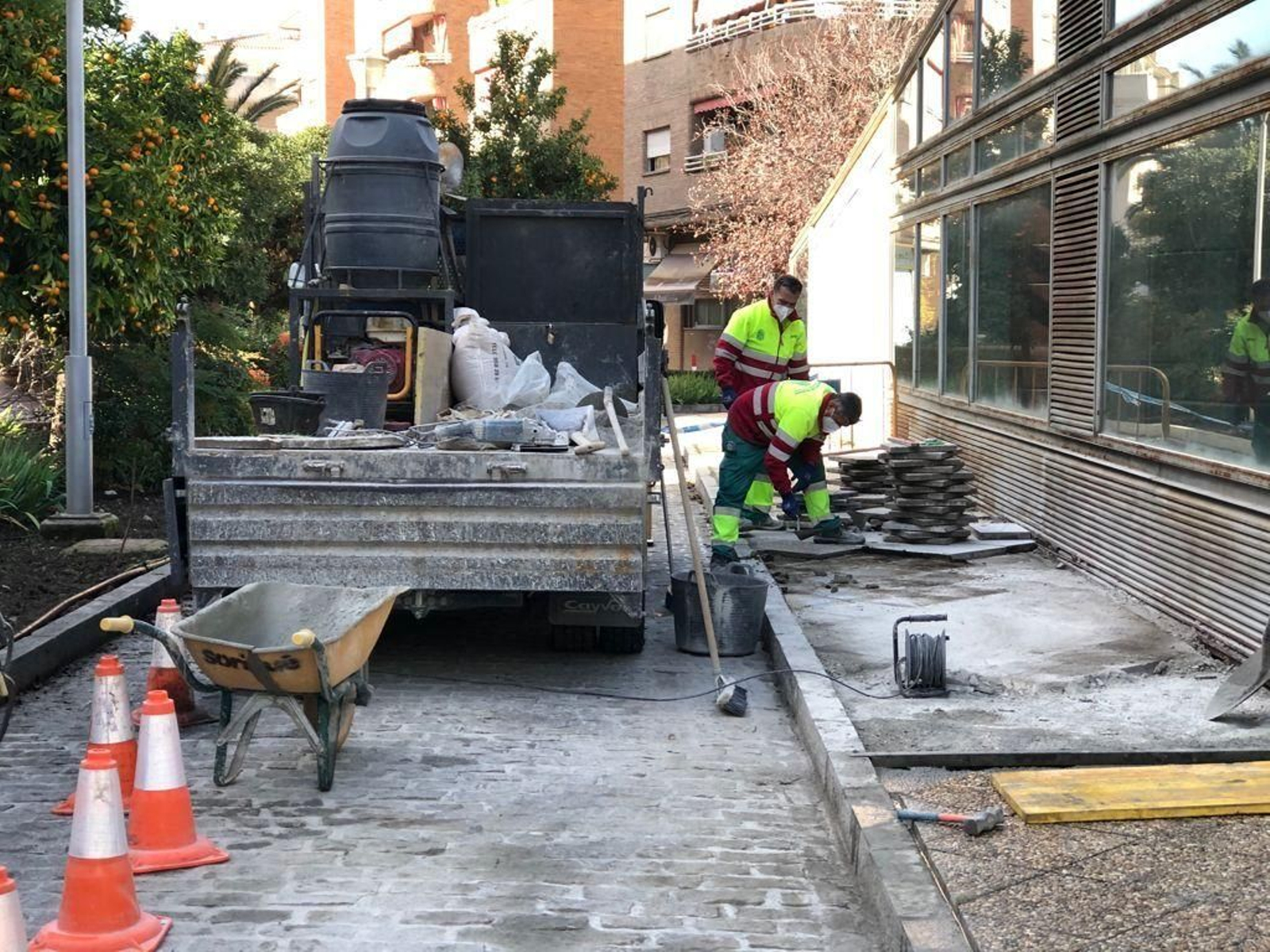 Operarios arreglando una incidencia urbana