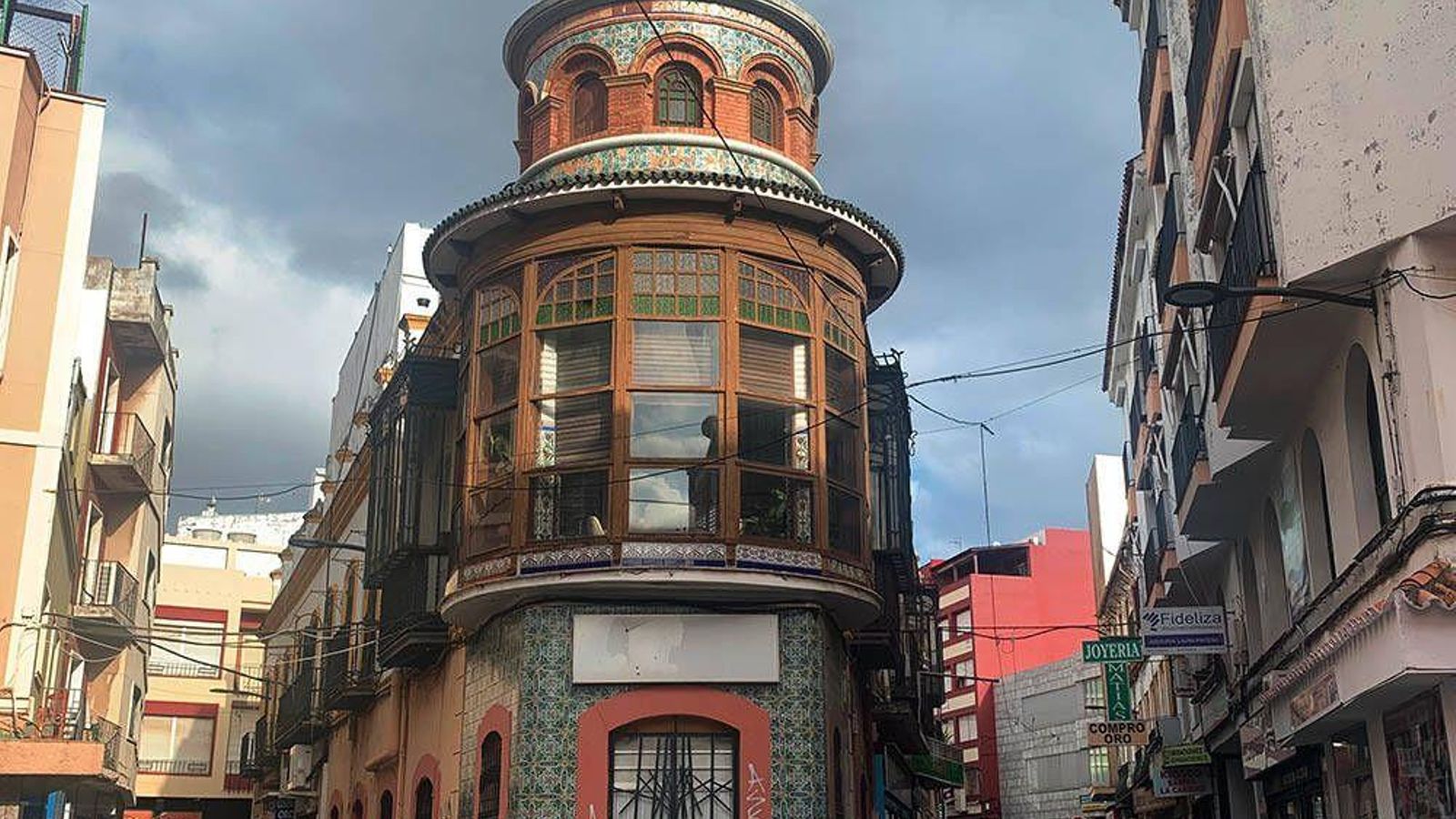 Edifico en la confluencia de las calles Monet y Huerta del Ángel Edifico en la confluencia de las calles Monet y Huerta del Ángel