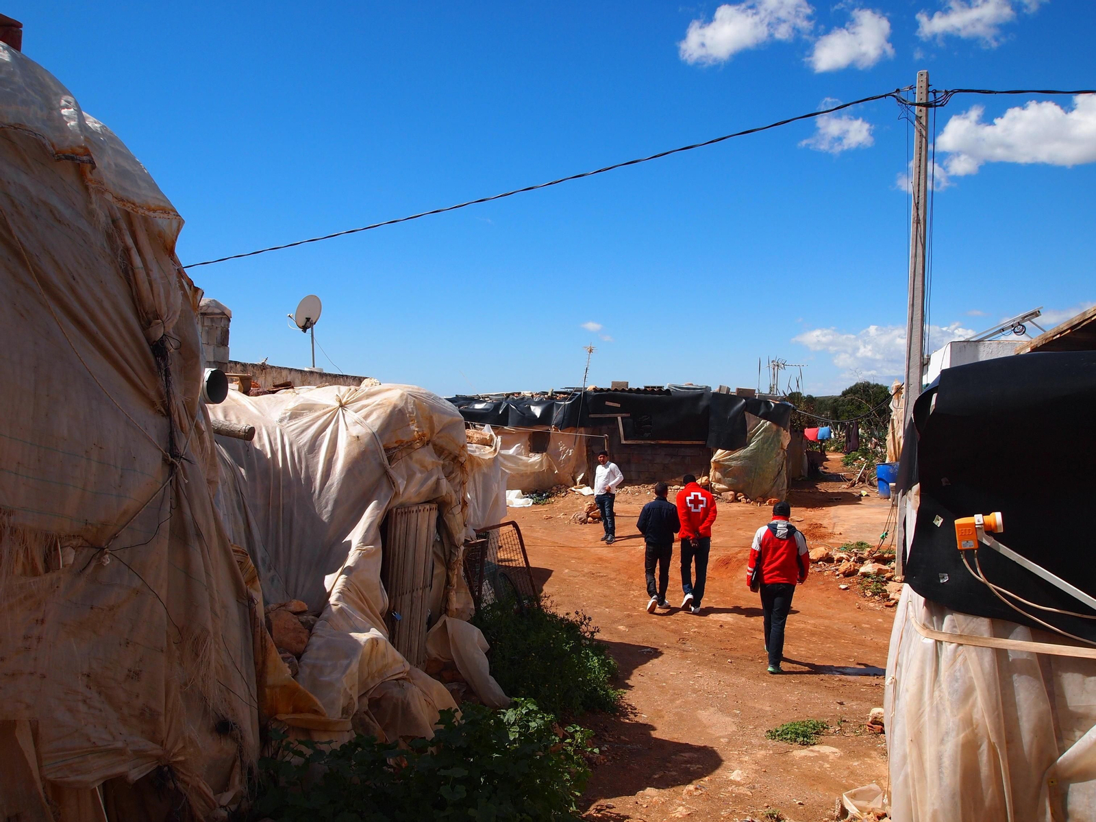 Más de cien personas de diferentes nacionalidades conviven en uno de los poblados chabolistas del término municipal de Níjar