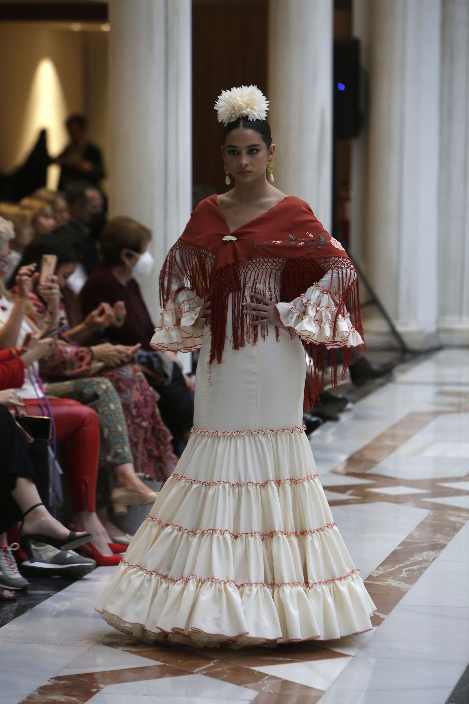 Desfile moda flamenca en las vísperas de la Feria de Abril CaixaBank