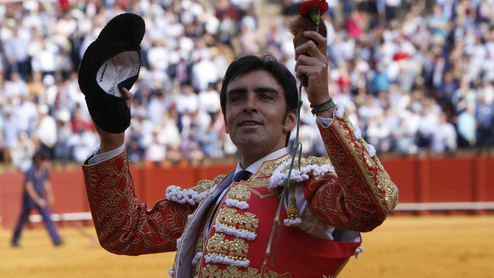 Perera da la vuelta al ruedo con la oreja cortada a su primer toro. Perera da la vuelta al ruedo con la oreja cortada a su primer toro.