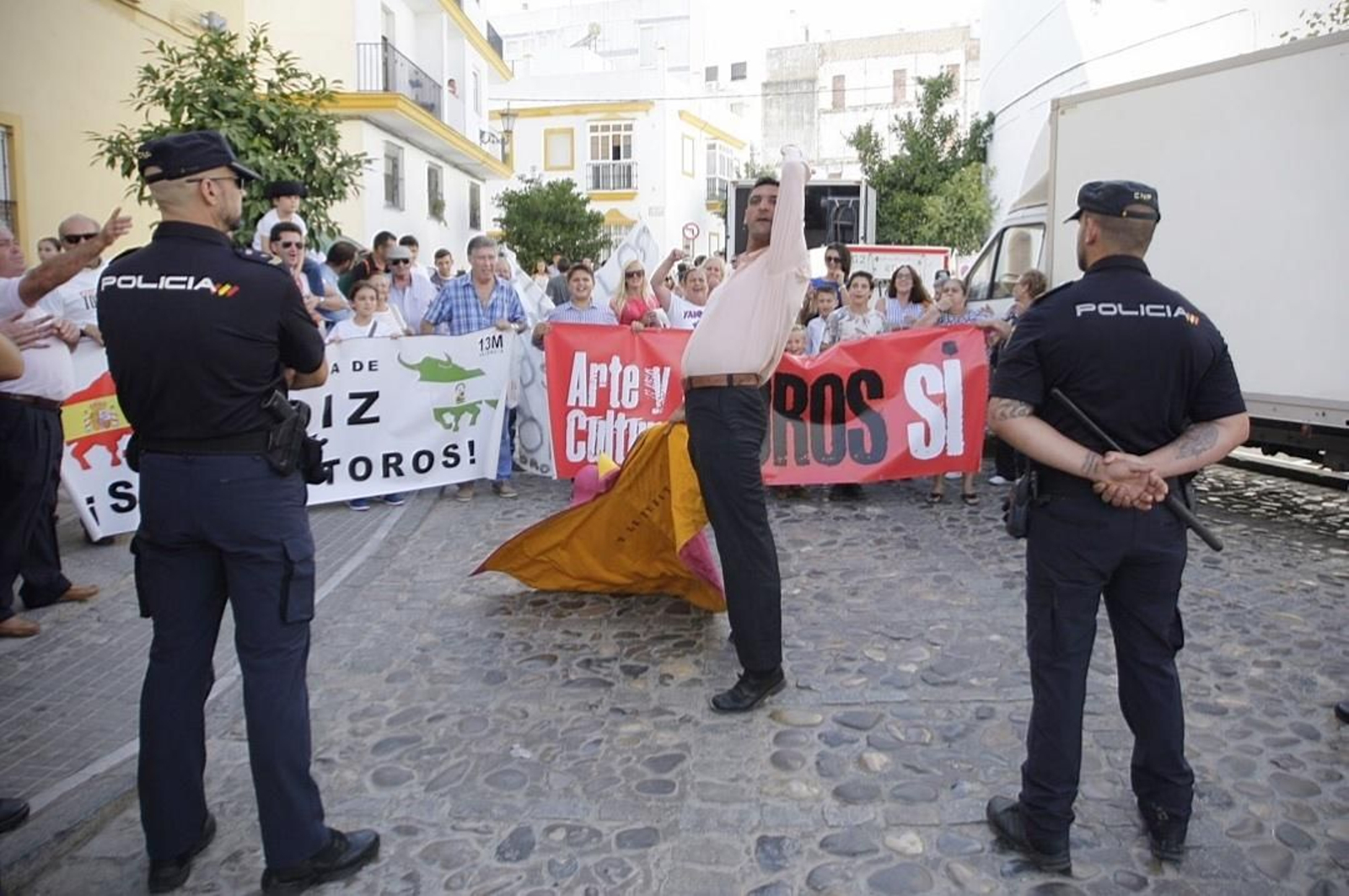 Una contra manifiestación por las movilizaciones antitaurinas en San Fernando en 2016.