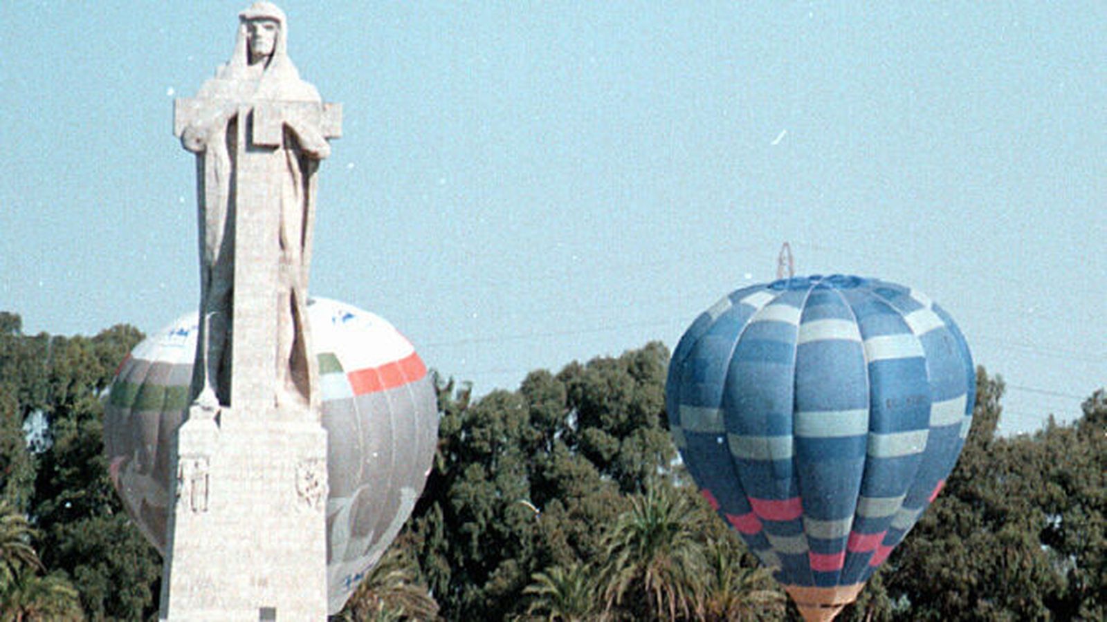 Globos aerostáticos junto al Monumento a Colón.