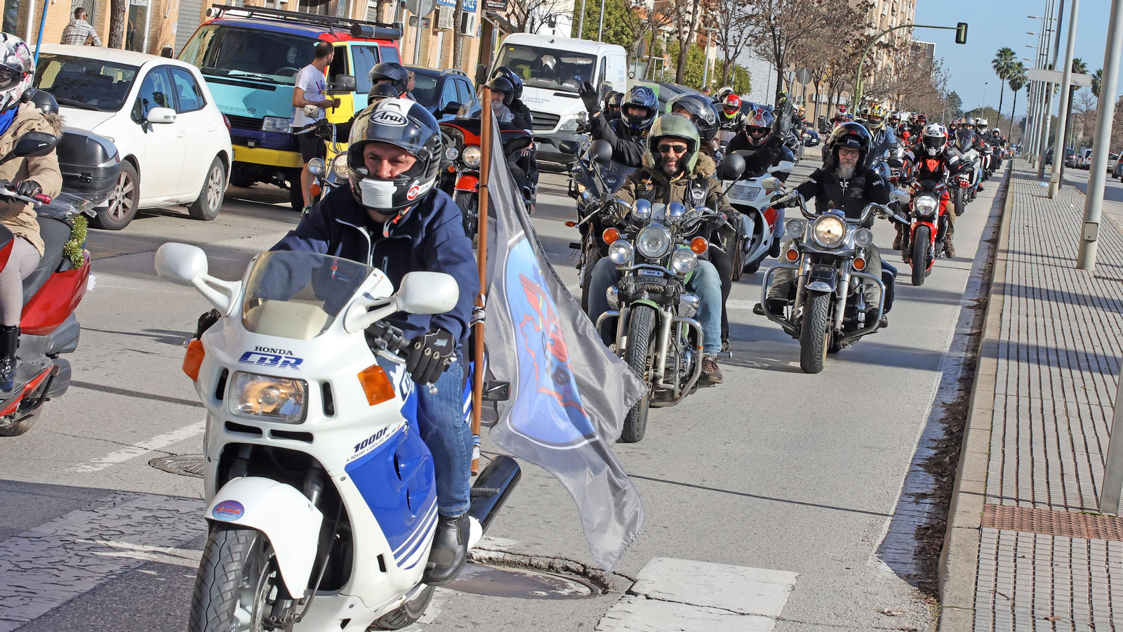 La Gran Caravana Motera Solidaria se pasea por Jerez