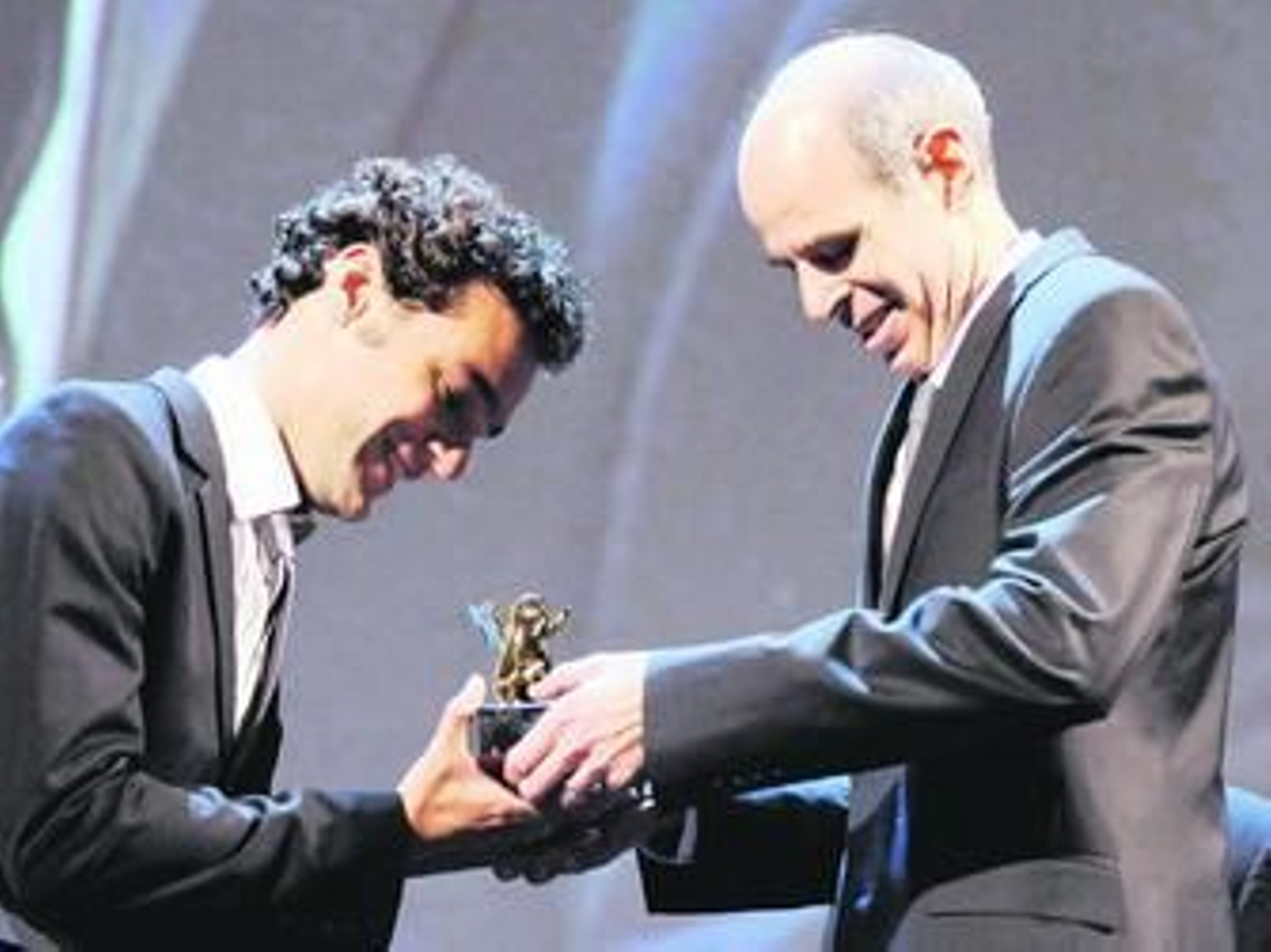 El director Samuel Maoz (derecha) y el actor Yoav Donat sostienen el León de Oro conquistado.