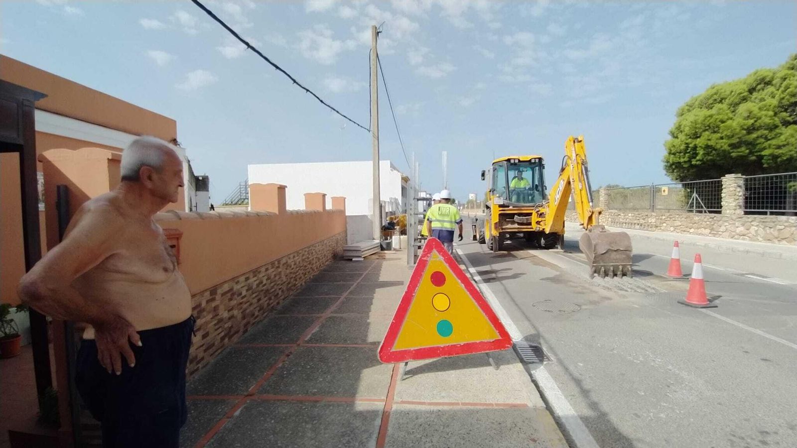 Trabajos de reparación de la red de alcantarillado en la avenida Buen Pastor de San Fernando. Trabajos de reparación de la red de alcantarillado en la avenida Buen Pastor de San Fernando.
