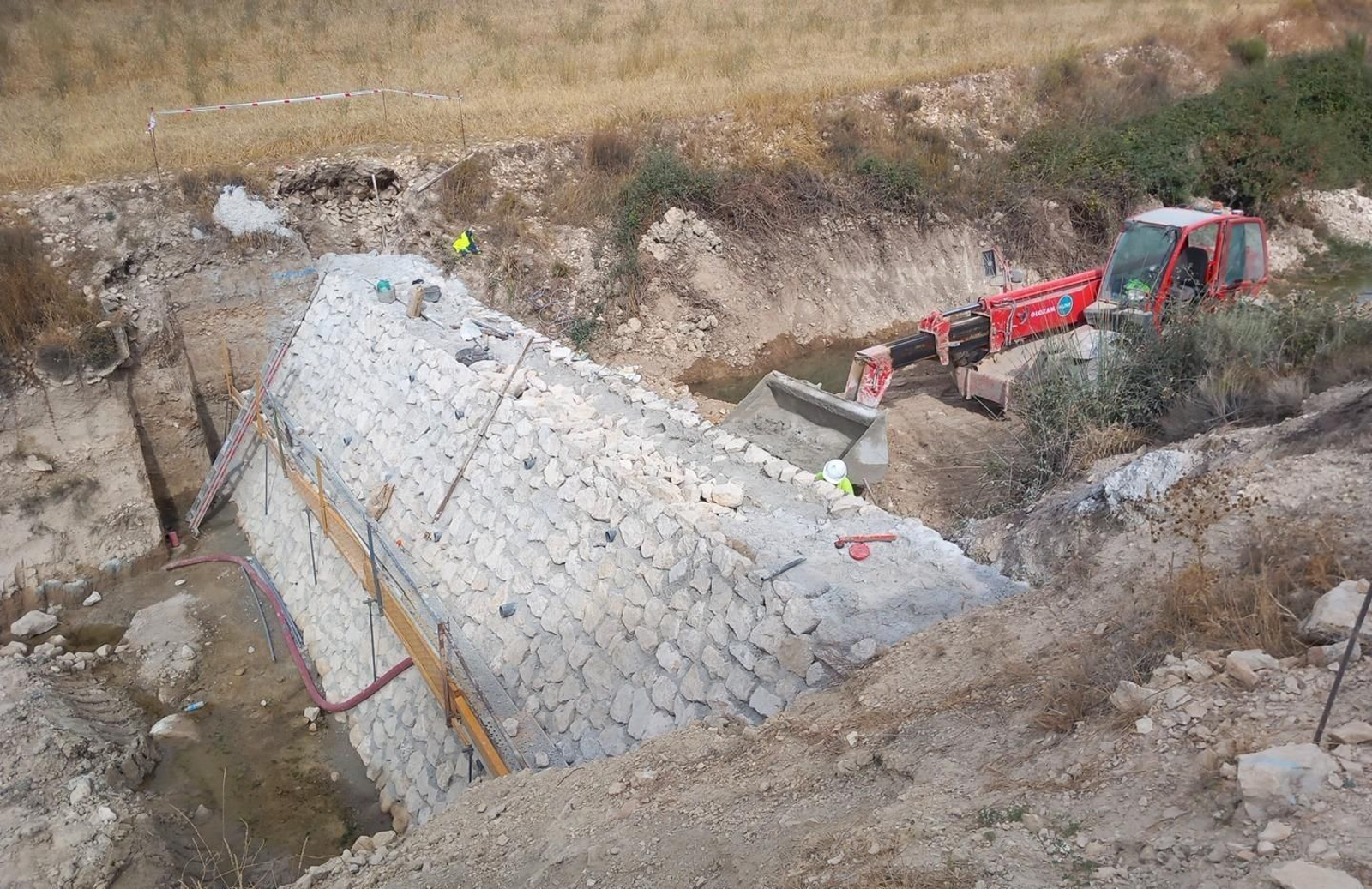 Uno de los diques en obras en el Parque Natural Sierra María-Los Vélez.
