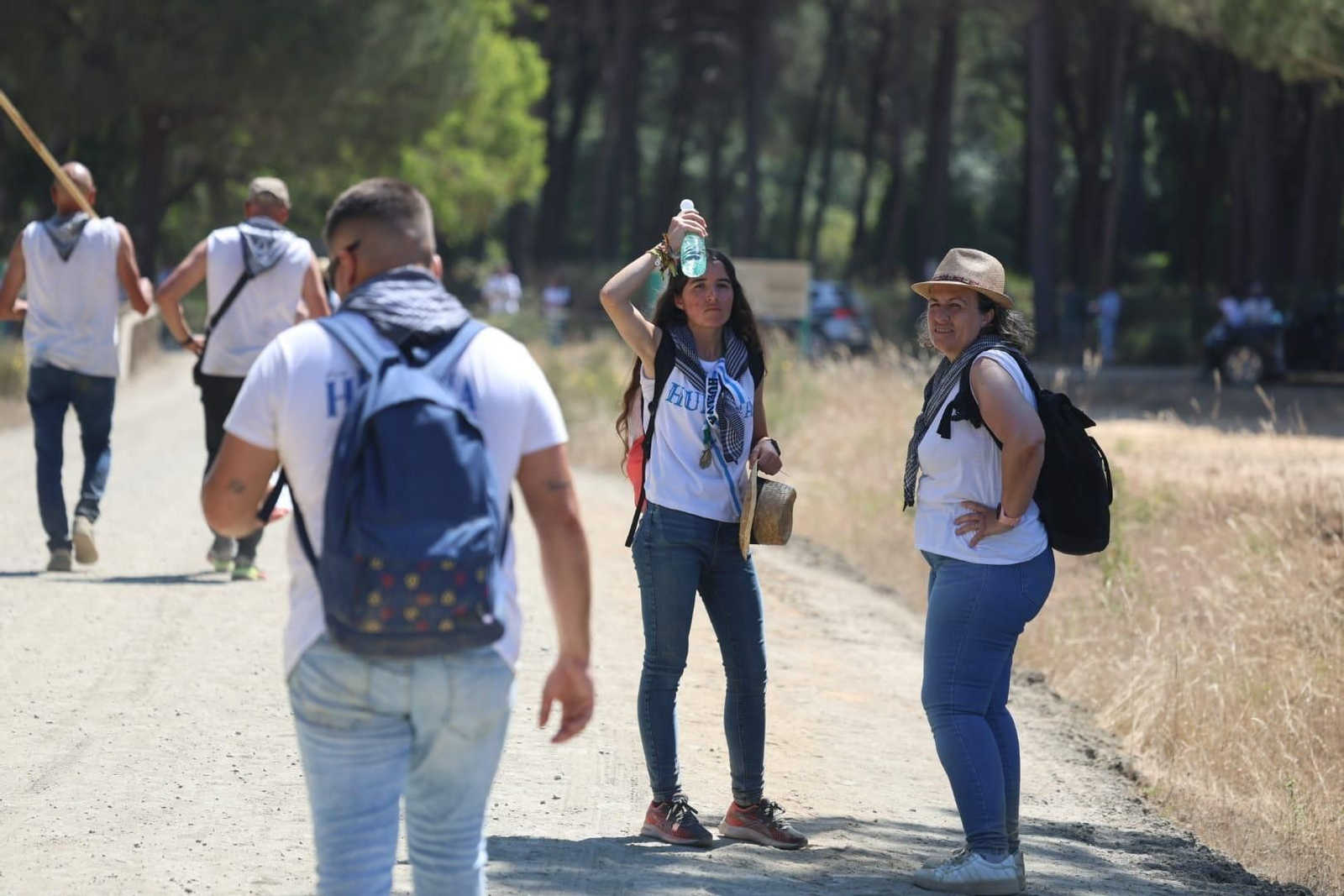 Ambientazo en el camino de Huelva al Rocío este viernes: imágenes de los peregrinos en La Matilla