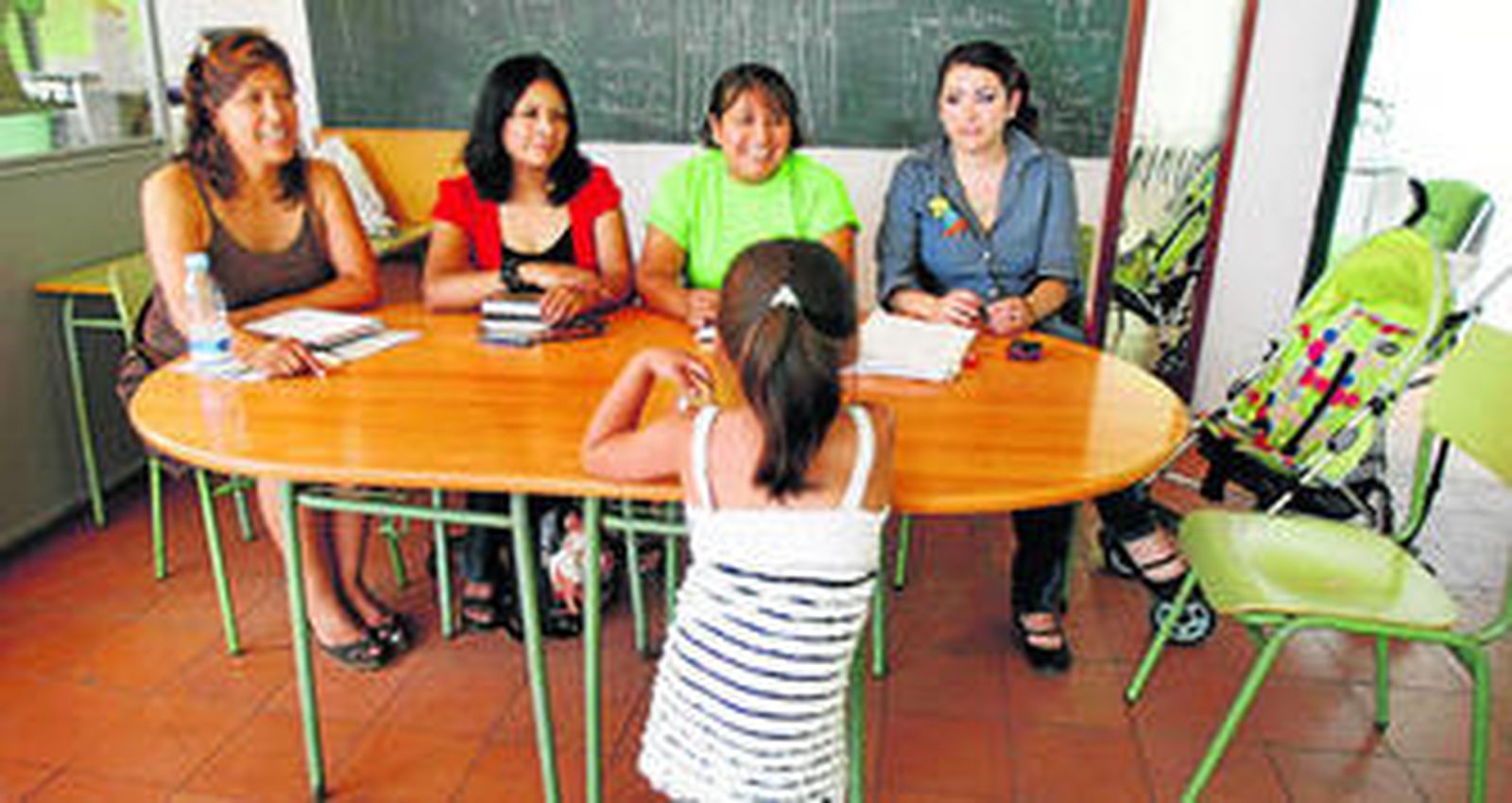 Roxana, Nelva, Patricia y Shashia, junto a la hija de una de ellas, en la sede de Yanapakuma, en El Puerto.