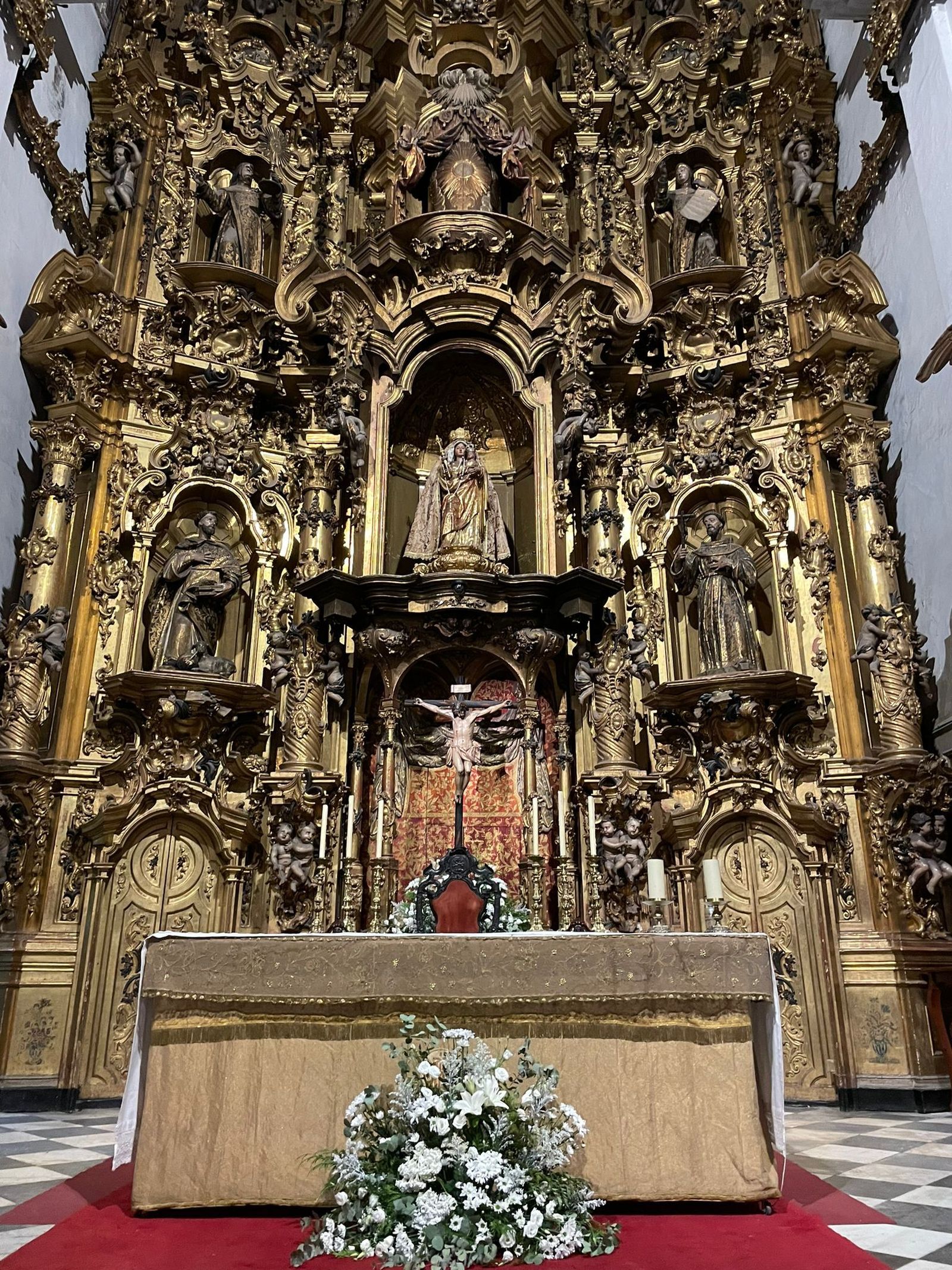 El altar mayor de nuevo en su ubicación natural en la iglesia de San Francisco.