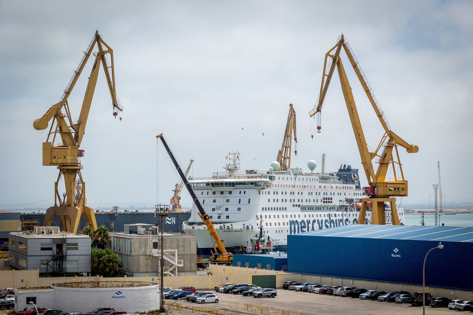 Entrada del buque hospital 'Global Mercy' en el astillero de Cádiz, en una imagen de archivo.