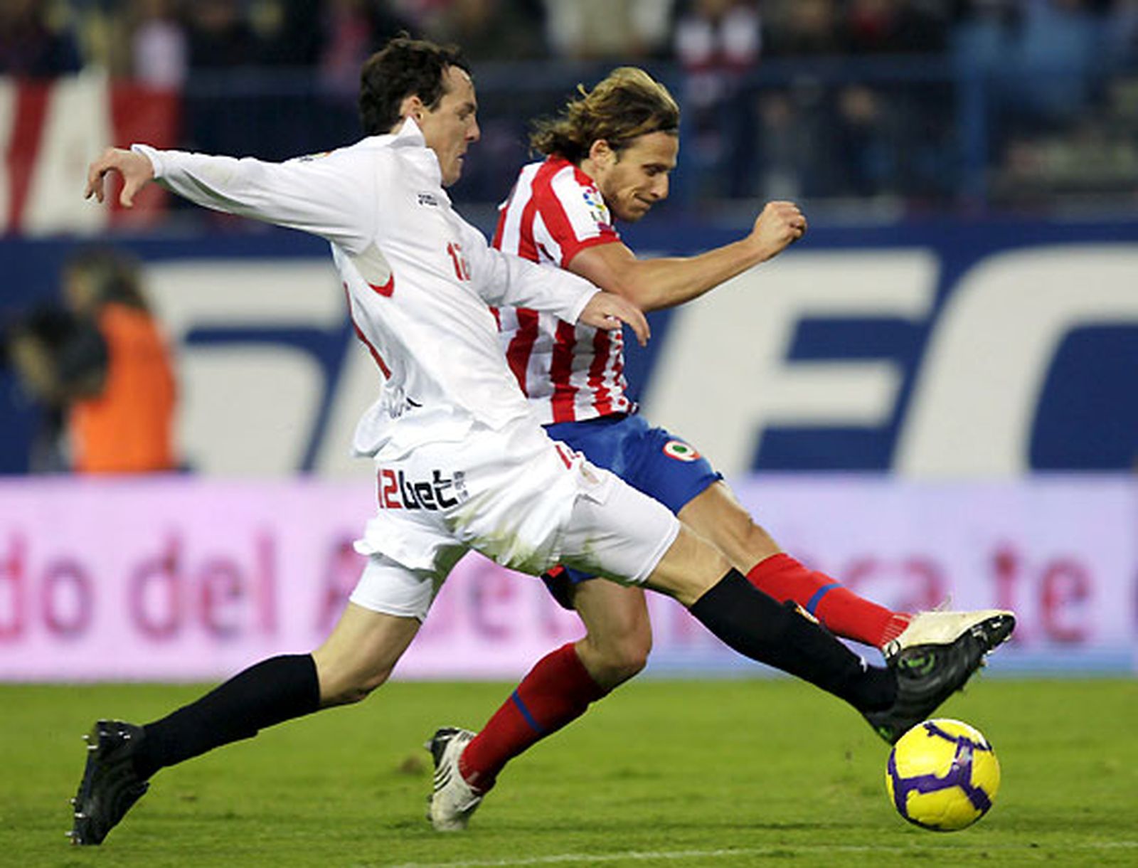 El Sevilla, que se adelantó en el marcador, salió derrotado del Calderón por un gol en propia puerta de Dragutinovic y otro de Antonio López en el 93.

Foto: Reuters / Afp Photo / Efe