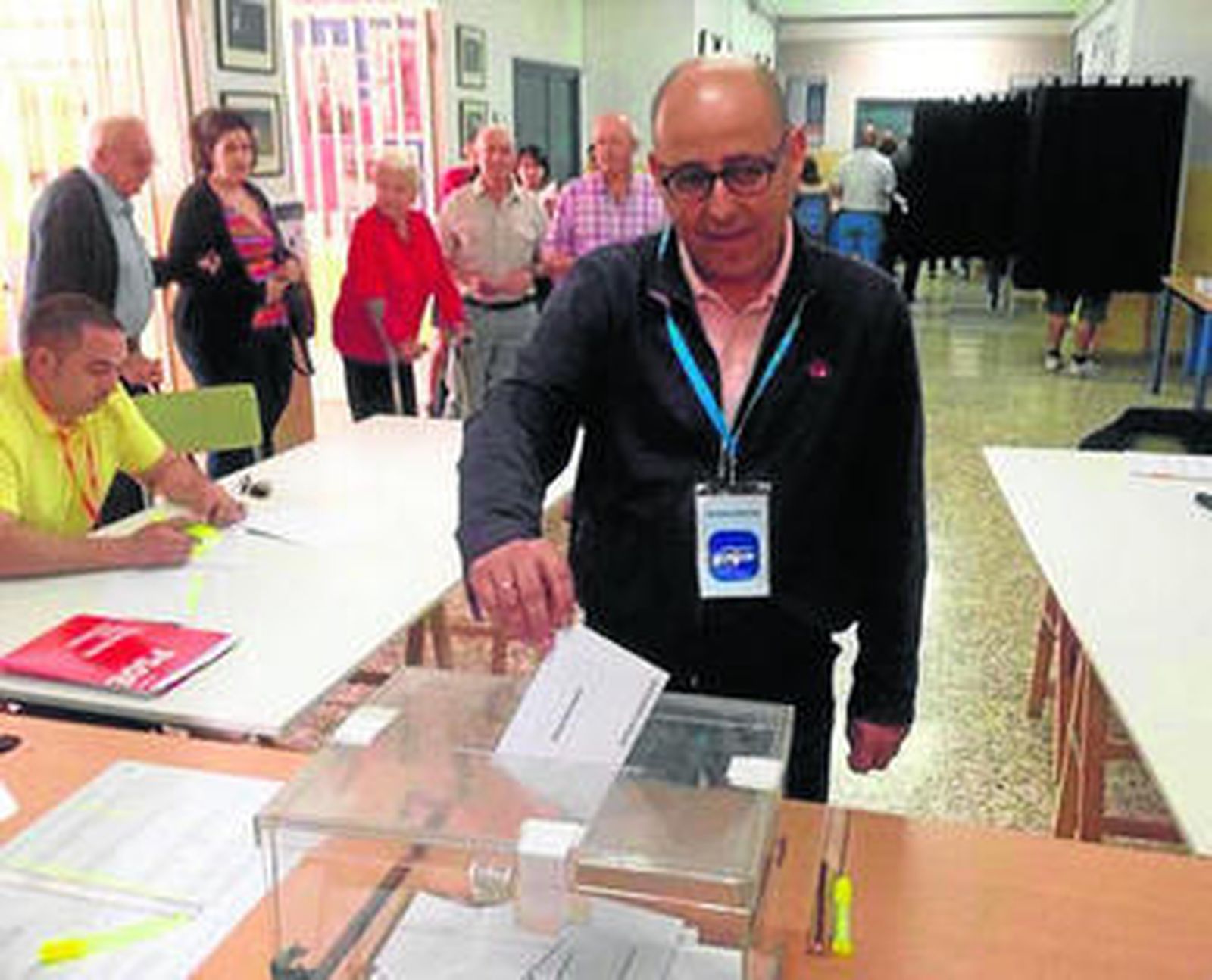 Domingo Fernández ejerce su derecho a voto.