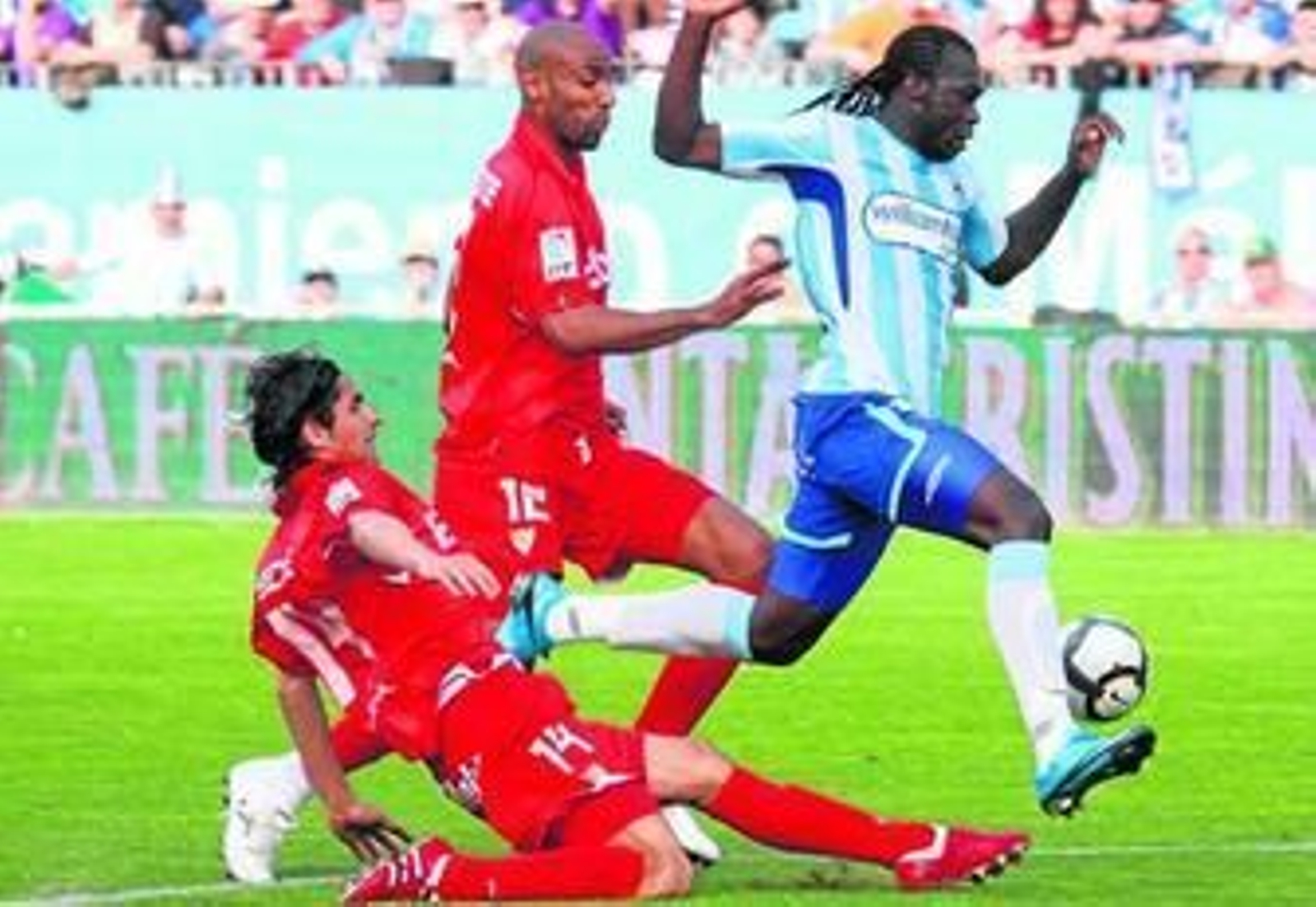 Caicedo se adelanta a Escudé y Kanouté en una carrera.
