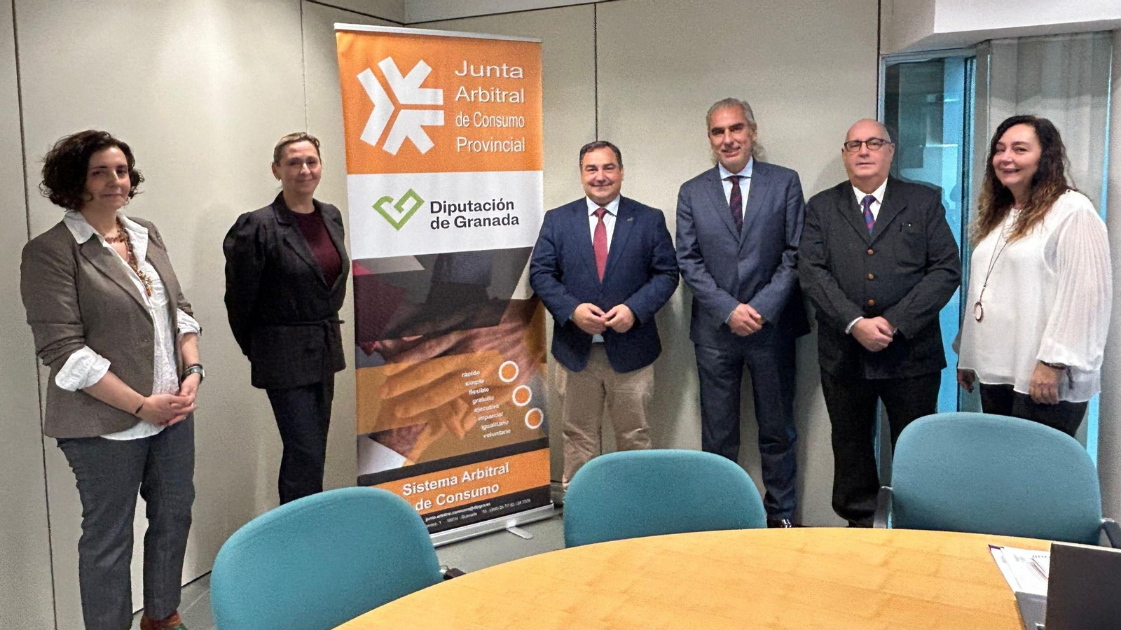 El diputado Eduardo Martos participa en la Junta Arbitral de Consumo Provincial junto al profesor de la UGR Francisco Javier Pérez-Serrabona, la representante del sector empresarial, María de Gádor, y la representante de las asociaciones de consumidores, Patricia Martínez.