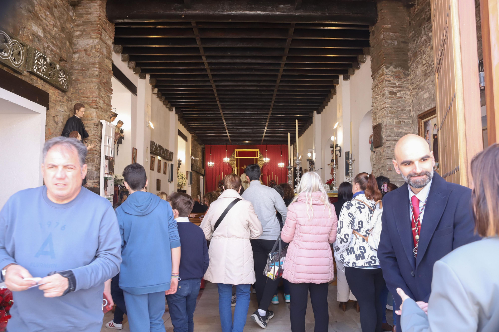 Imágenes del Besapie al Medinaceli en la Iglesia de San Isidro en Algeciras