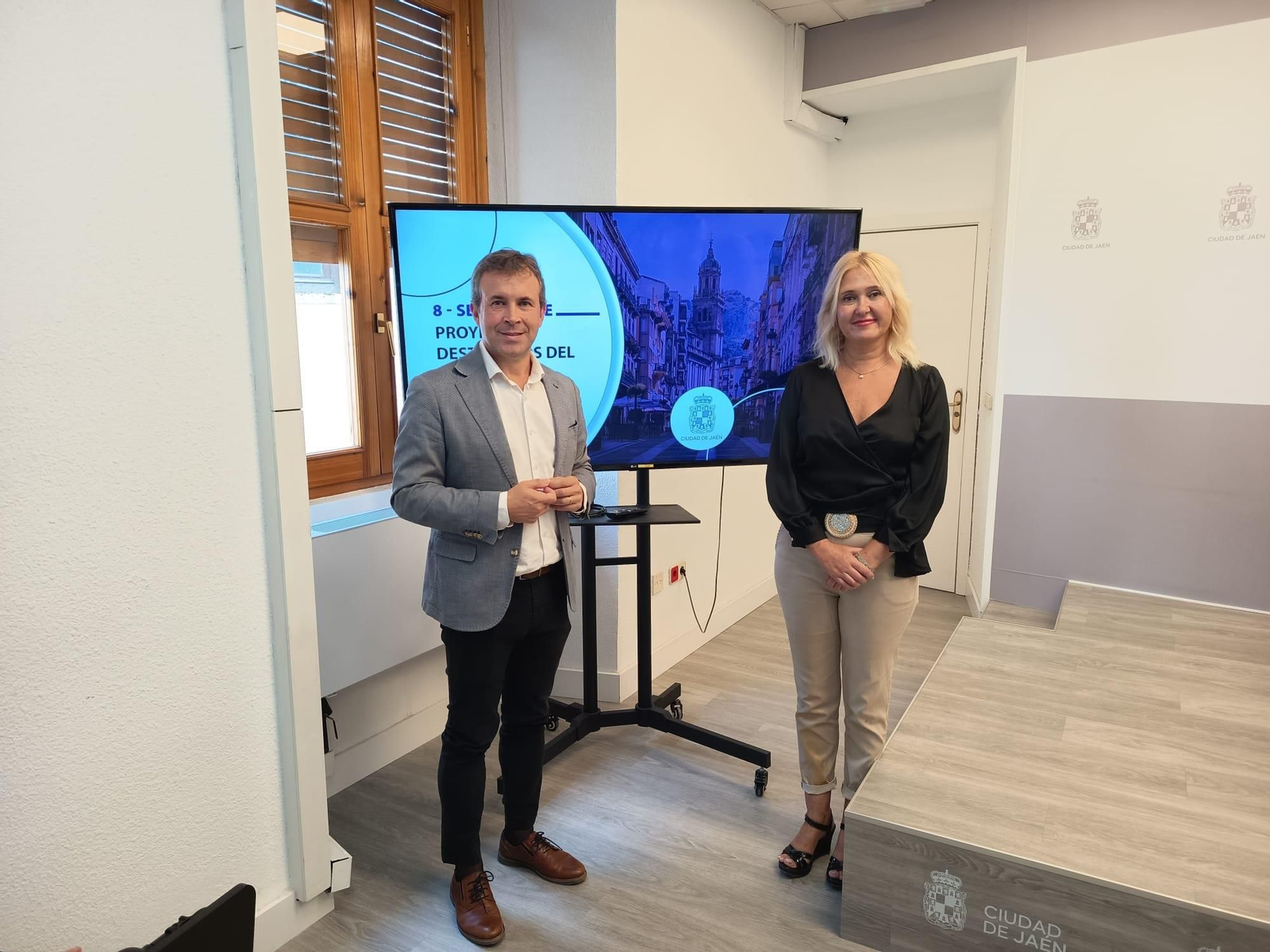 Julio Millán y María Espejo en rueda de prensa.