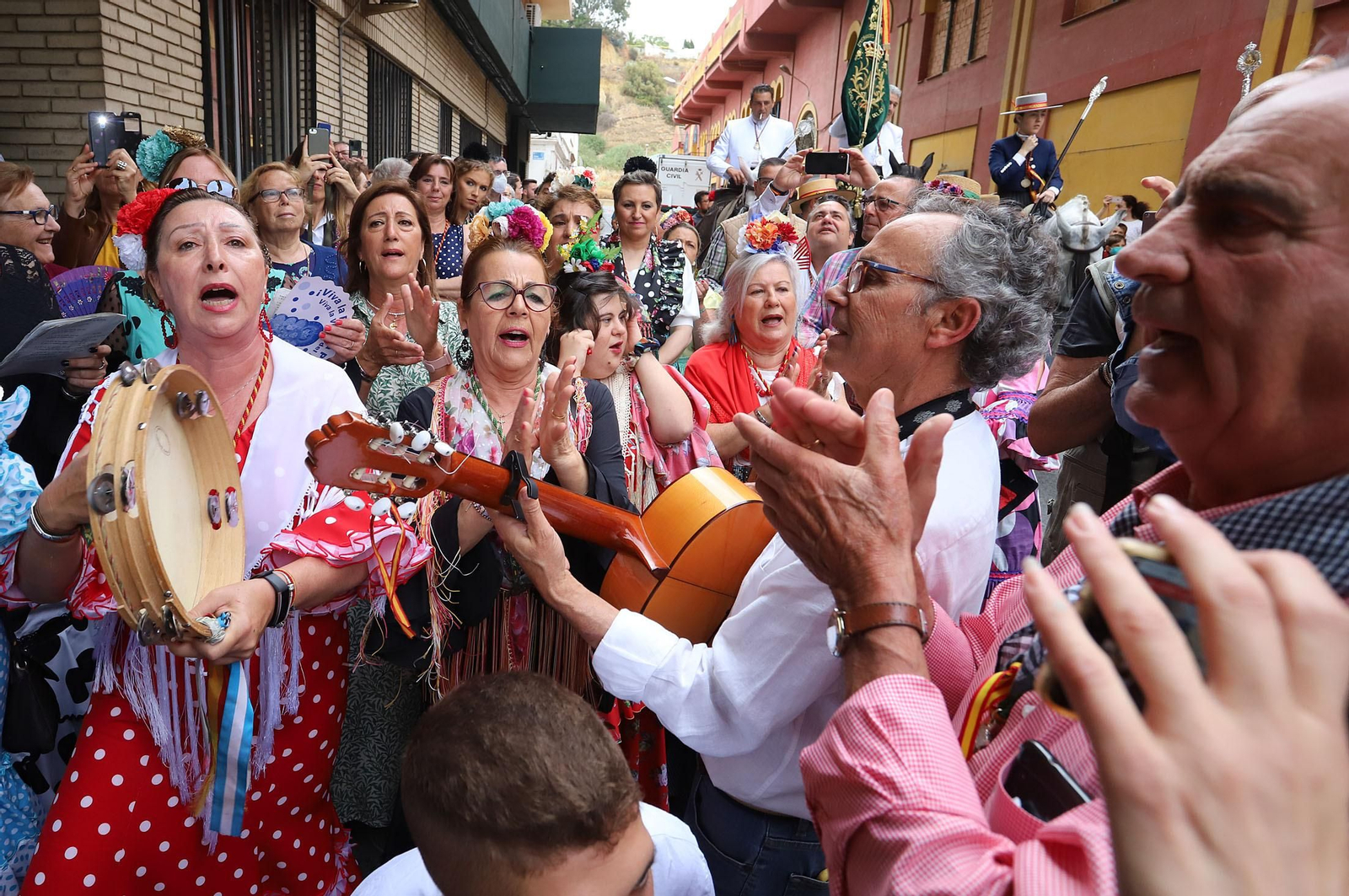Imágenes de Emigrantes en la Comandancia de la Guardia Civil