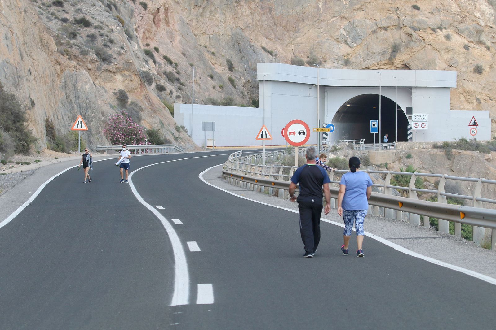 Las imágenes de la gente paseando en la carretera cortada de El Cañarete