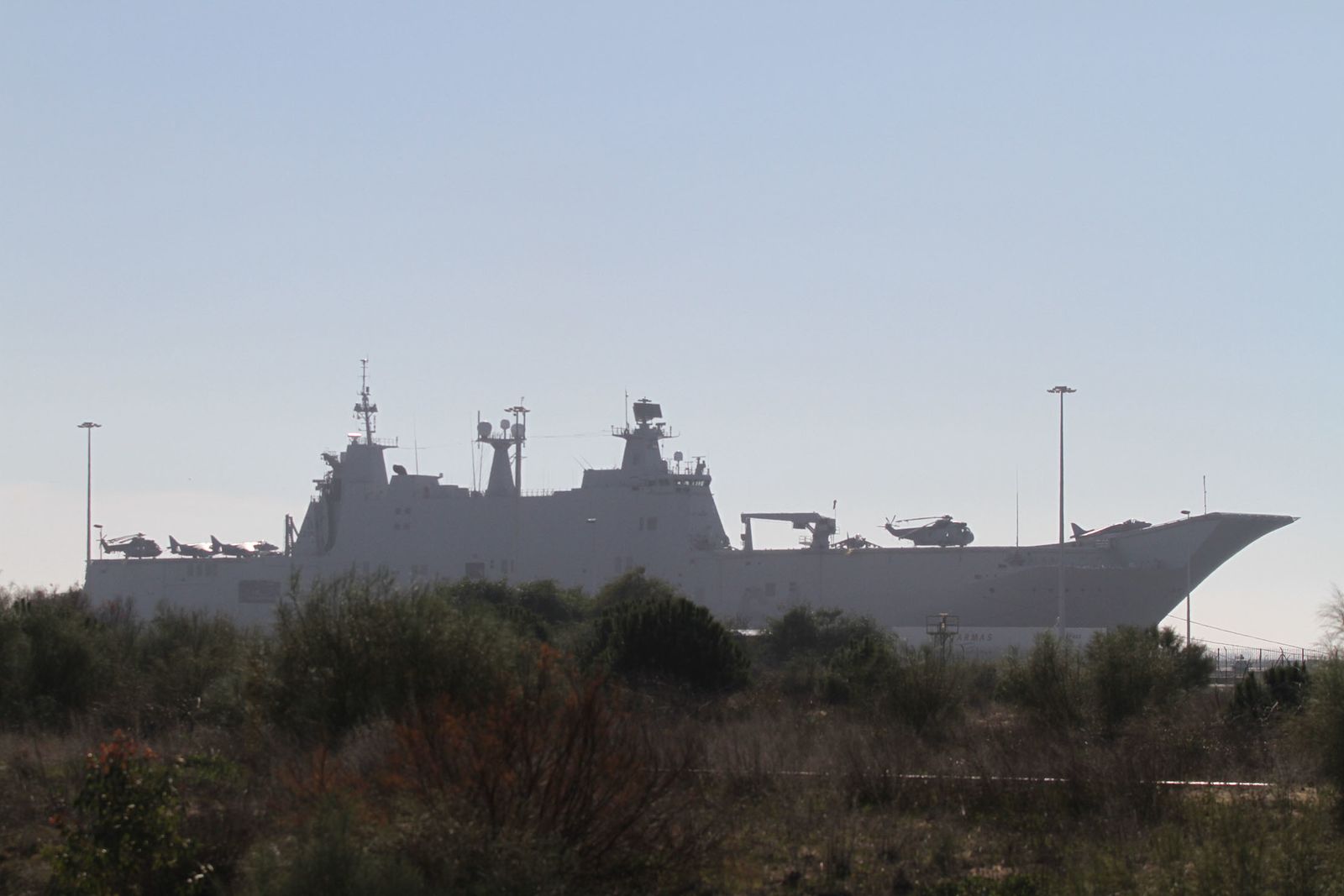 Imágenes de las primeras horas del portaaviones "Juan Carlos I" en el puerto de Huelva, durante su visita este fin de semana