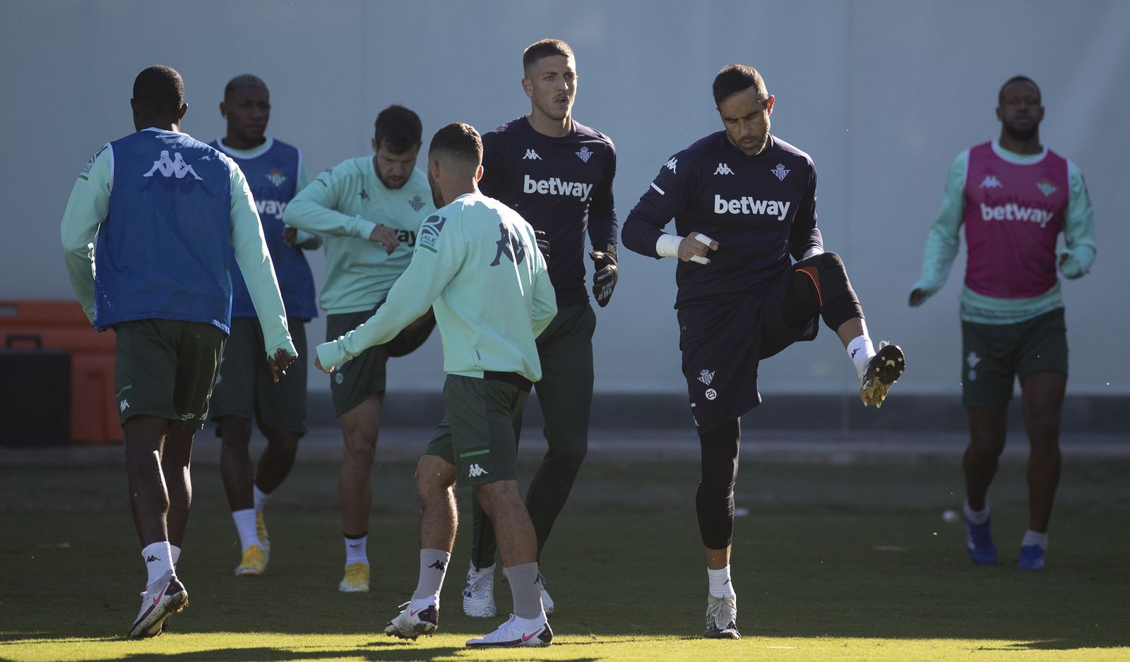 Claudio Bravo se ejercita con el equipo.