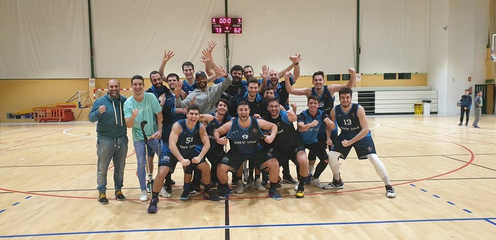 La plantilla del DKV San Fernando festeja su noveno triunfo, muy sufrido.