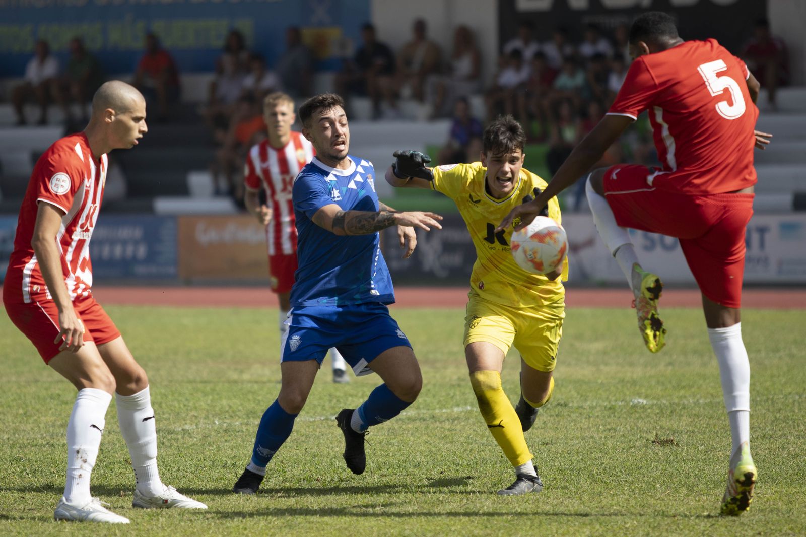Una acción del partido entre Maracena y Almería B de este domingo