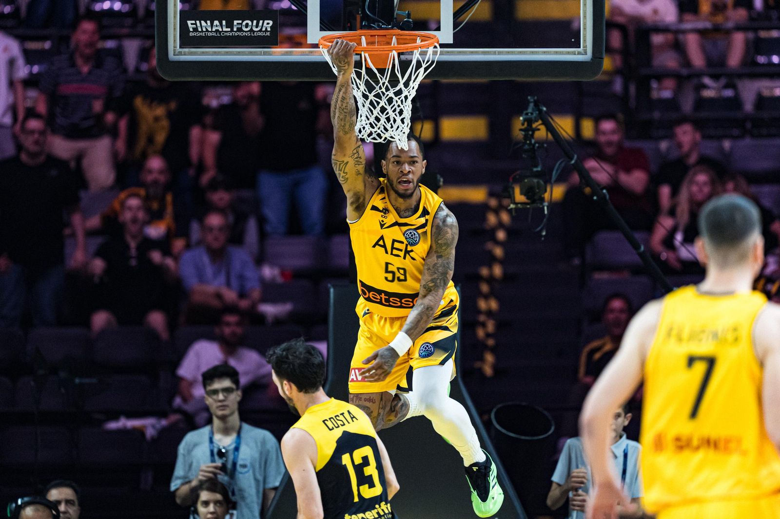 El AEK remonta y le quita al Tenerife el tercer puesto (77-73)