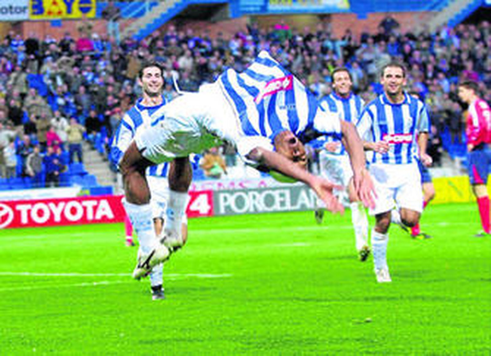 Uche efectúa una de sus espectaculares volteretas en un partido ante el Numancia de Soria en el año 2004.