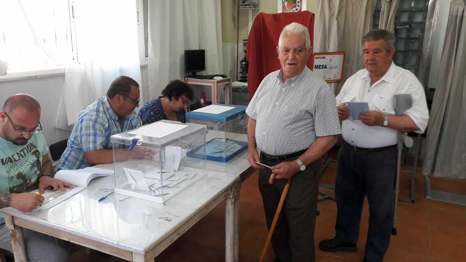 Dos jerezanos, votando en su colegio electoral.