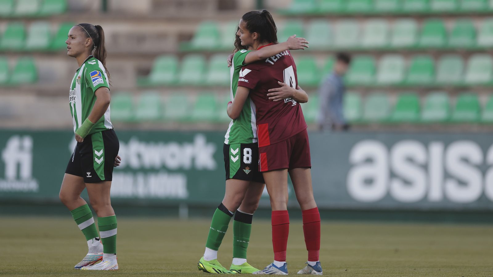 La bética Laura Moreno abraza a la sevillista Teresa Mérida a la finalización del encuentro.