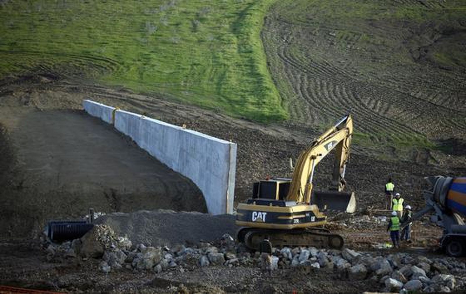 Los trabajadores en uno de los tres nuevos diques construidos para evitar que la abundante agua del arroyo inunde Écija de nuevo.

Foto: Antonio Pizarro