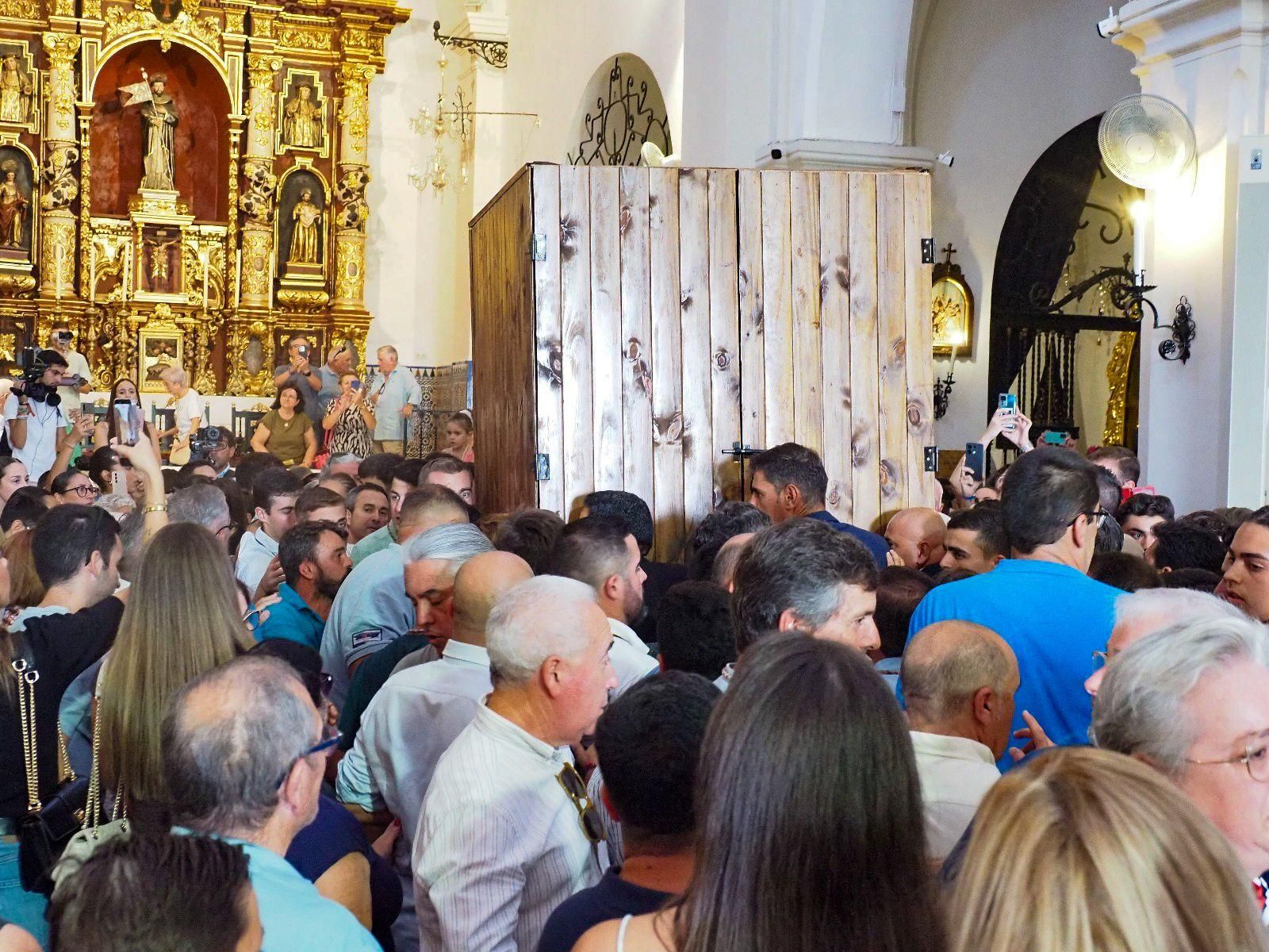 Imágenes de la multitudinaria despedida de la Virgen de la Bella en Lepe antes de la Magna, emulando la de 1954