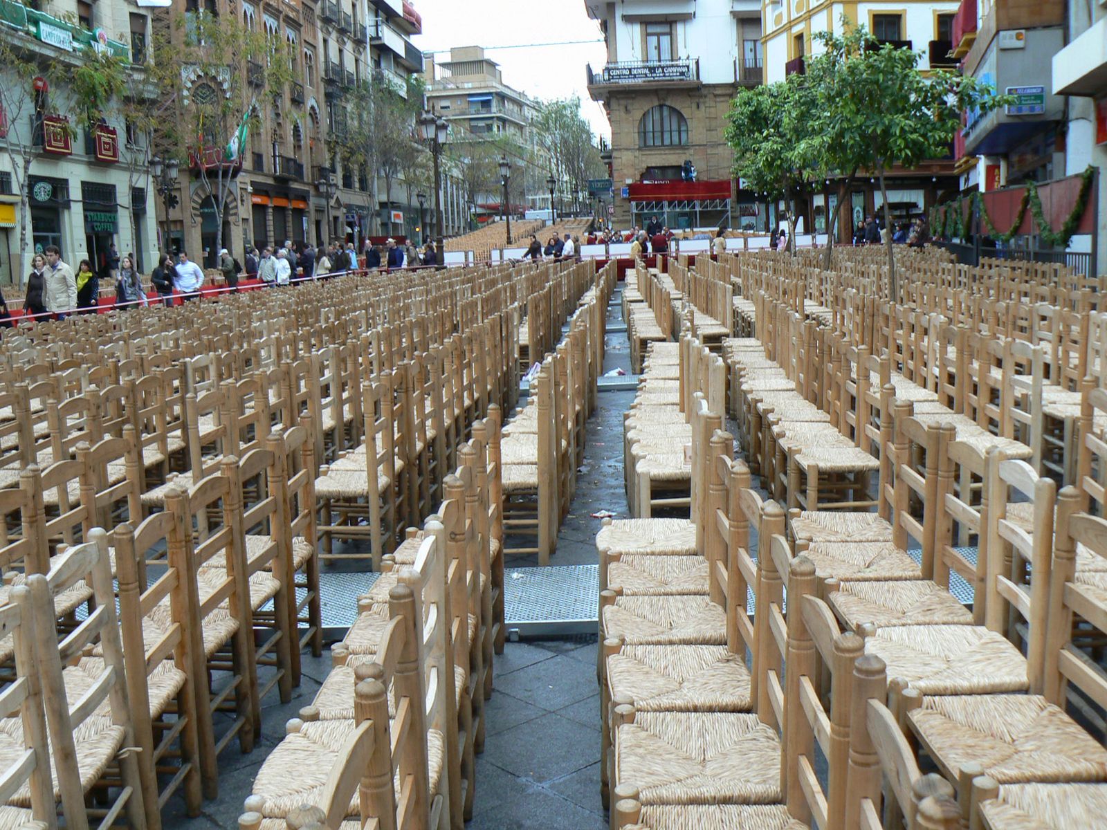 Sillas instaladas en la Plaza de la Campana.